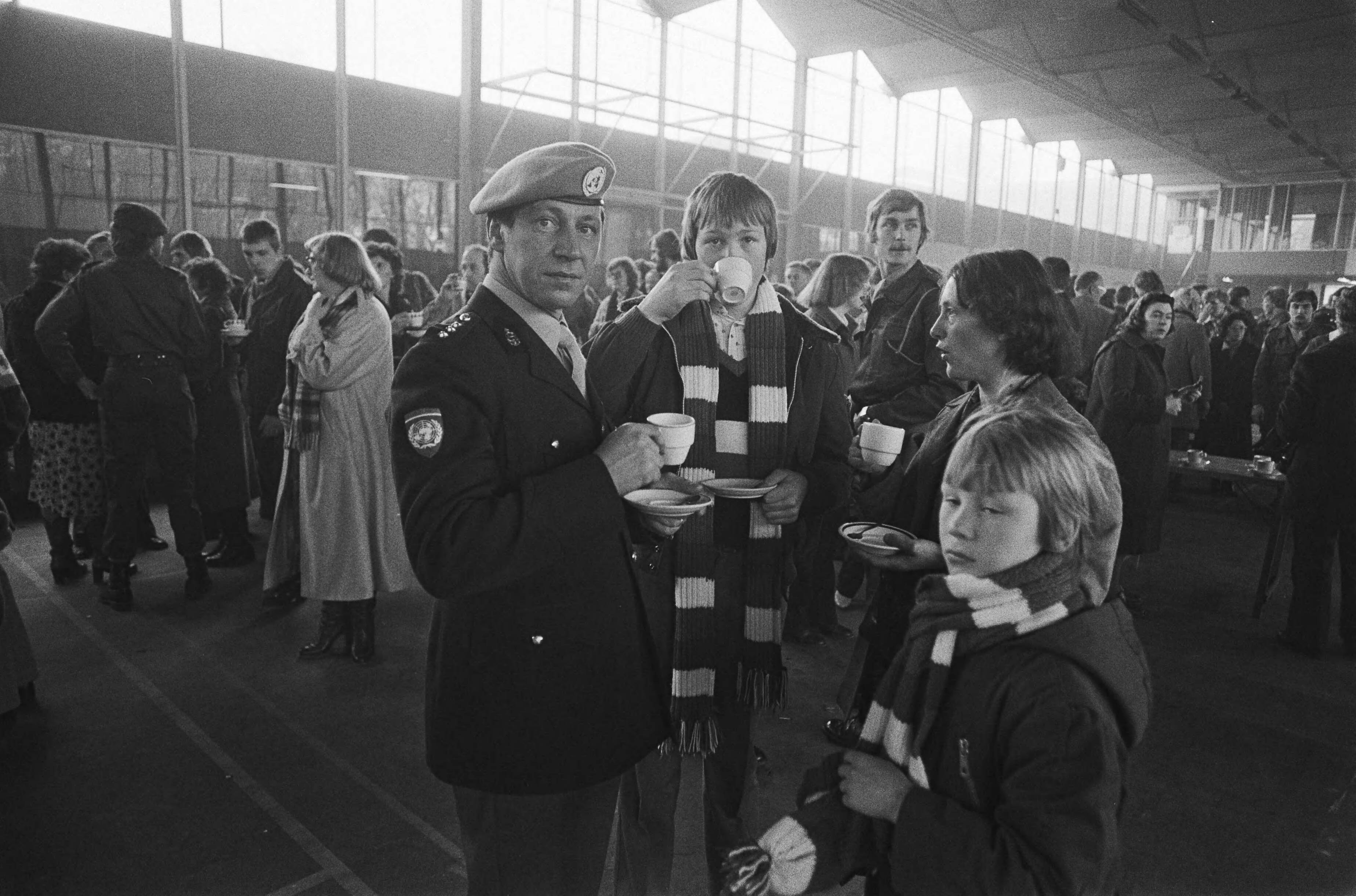 Ouderdag voor VN militairen in Zuidlaren — Ouders en VN militairen aan de koffie — Foto: Suyk, Koen / Anefo. Licentie: Set B: Rechtenvrij / Publiek Domein. Bron: Nationaal Archief. http://hdl.handle.net/10648/acc5196c-d0b4-102d-bcf8-003048976d84