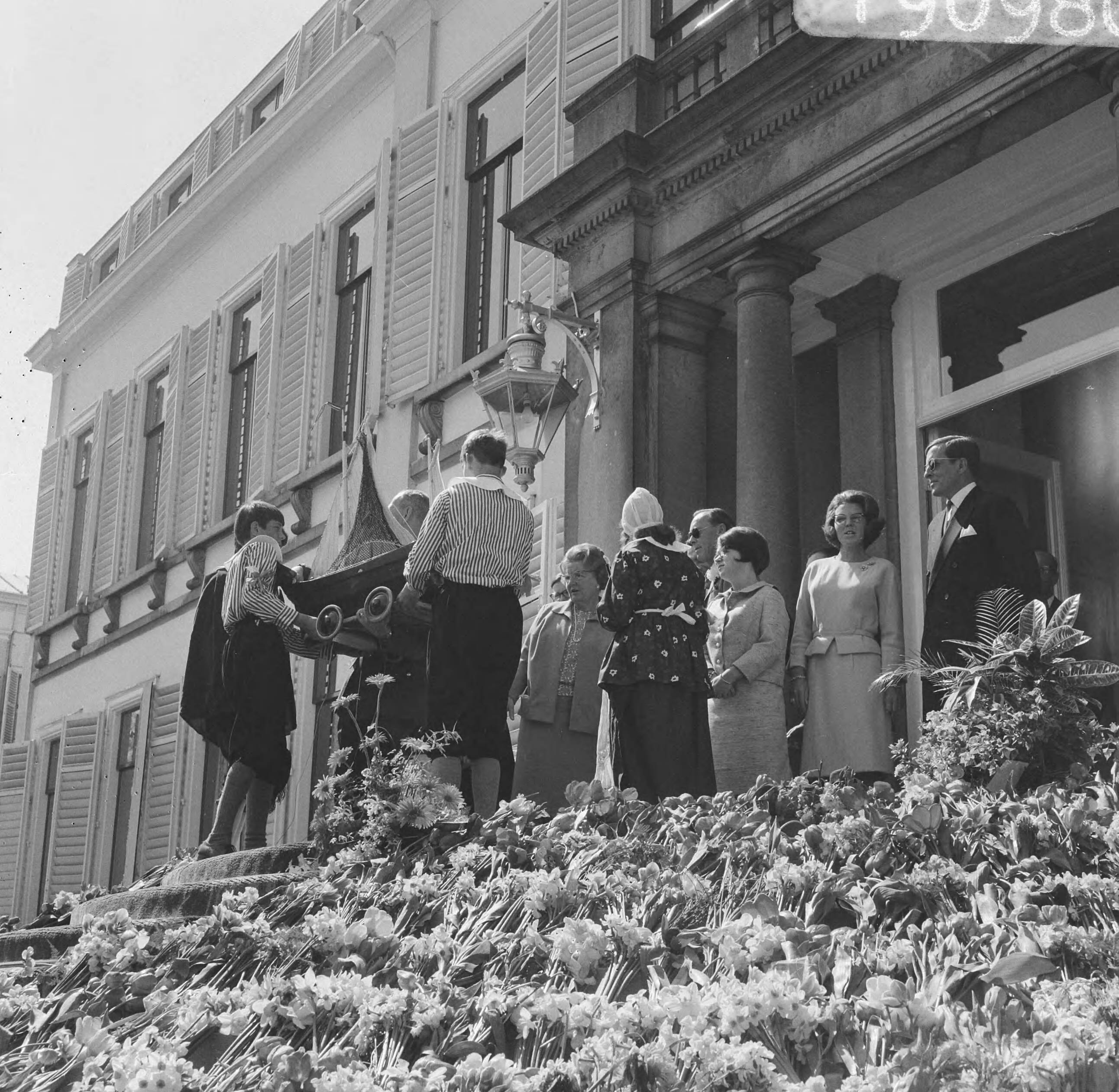 Koninginnedag 1966 — Koningin Juliana ontvangt een modelbootje — Foto: Kroon, Ron / Anefo. Licentie: Set B: Rechtenvrij / Publiek Domein. Bron: Nationaal Archief. http://hdl.handle.net/10648/aae80dde-d0b4-102d-bcf8-003048976d84