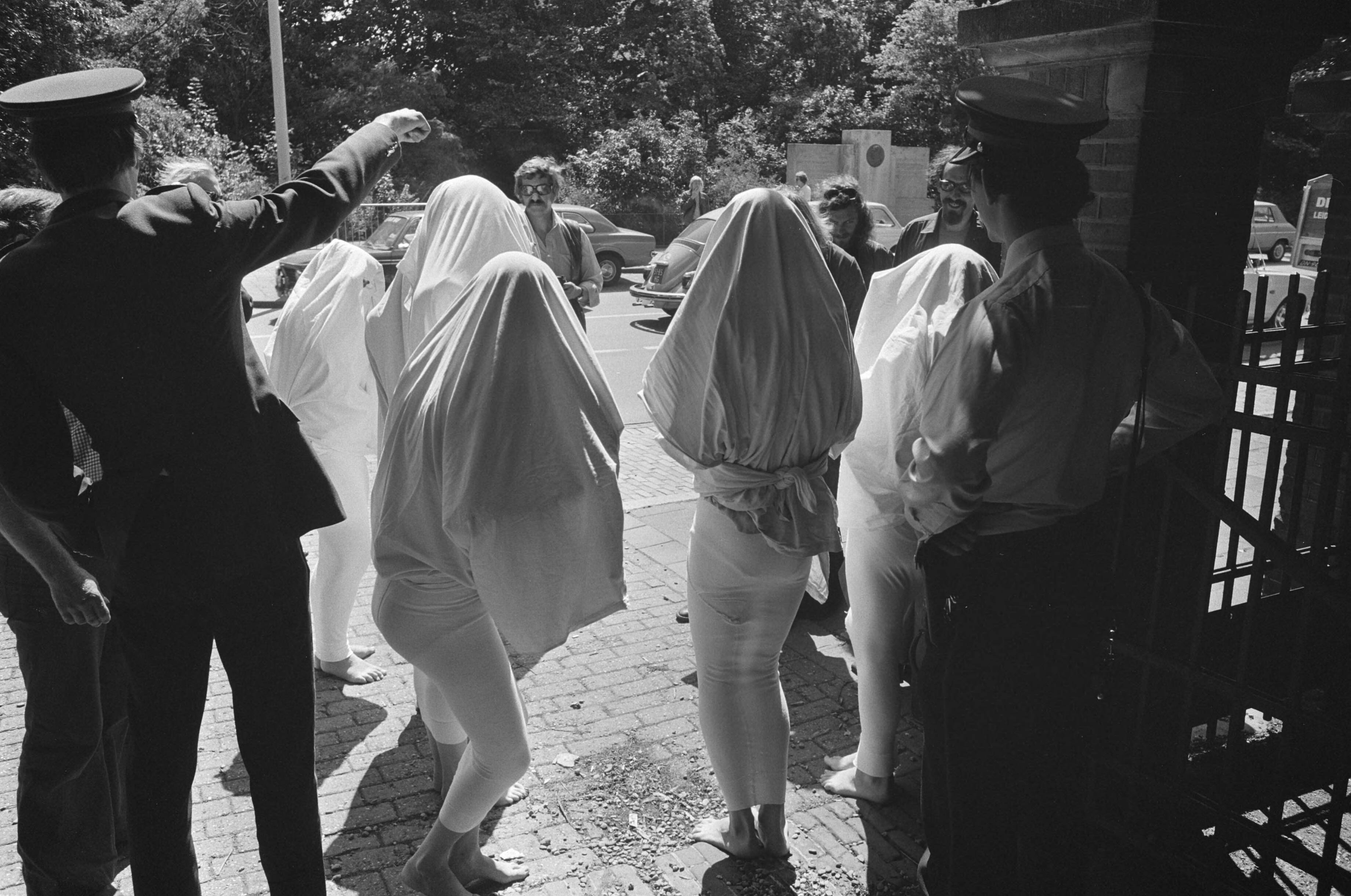Fotocollectie Anefo — Dolle Mina's als zaadcellen verkleed bij gebouw Pauselijke Muntius in Den Haag t.g.v. 6e verjaardag Encydiek "Humanae Vitae" — Foto: Verhoeff, Bert / Anefo. Licentie: Set B: Rechtenvrij / Publiek Domein. Bron: Nationaal Archief. http://hdl.handle.net/10648/ac518b78-d0b4-102d-bcf8-003048976d84