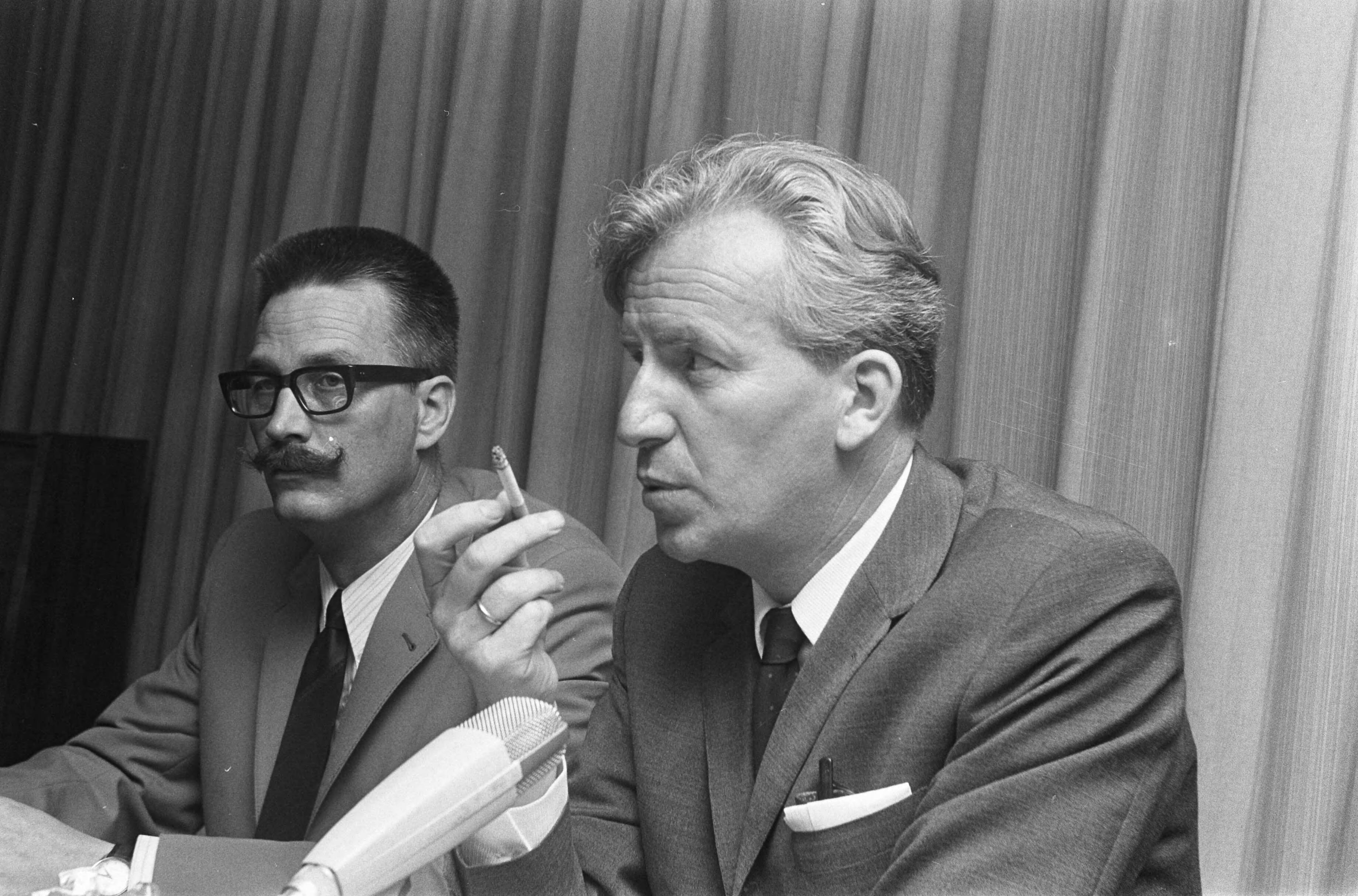 Fotocollectie Anefo — A. Kloos , voorzitter NVV, presenteert zijn boek "Het achterste van de tong" in Nieuwspoort Den Haag links Harry Amerika , perschef NVV en rechts Kloos, kop / — Foto: Evers, Joost / Anefo. Licentie: Set B: Rechtenvrij / Publiek Domein. Bron: Nationaal Archief. http://hdl.handle.net/10648/ab6943d6-d0b4-102d-bcf8-003048976d84