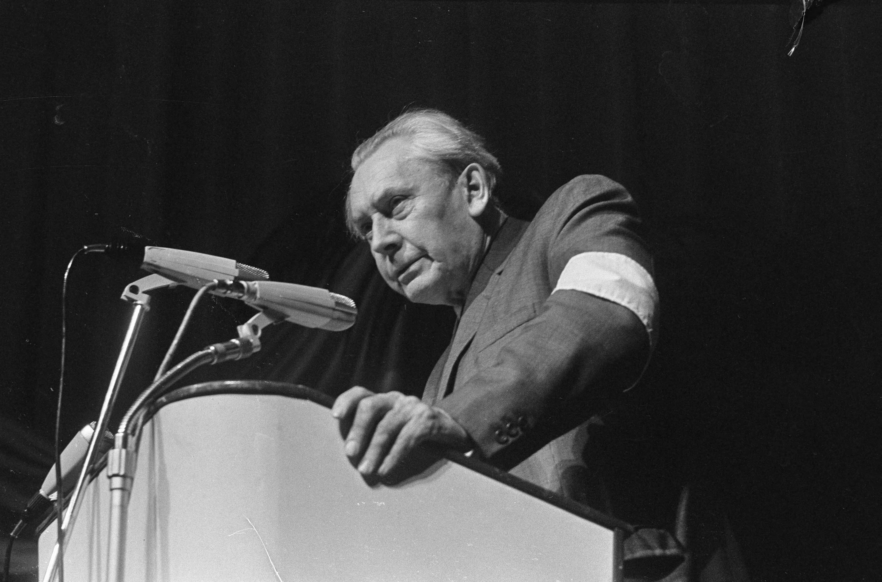 Fotocollectie Anefo — Nederland, Vredesland, dr. Van Zuylen tijdens zijn rede in het Circustheater te Scheveningen — Foto: Koch, Eric / Anefo. Licentie: Set B: Rechtenvrij / Publiek Domein. Bron: Nationaal Archief. http://hdl.handle.net/10648/ab181ec0-d0b4-102d-bcf8-003048976d84
