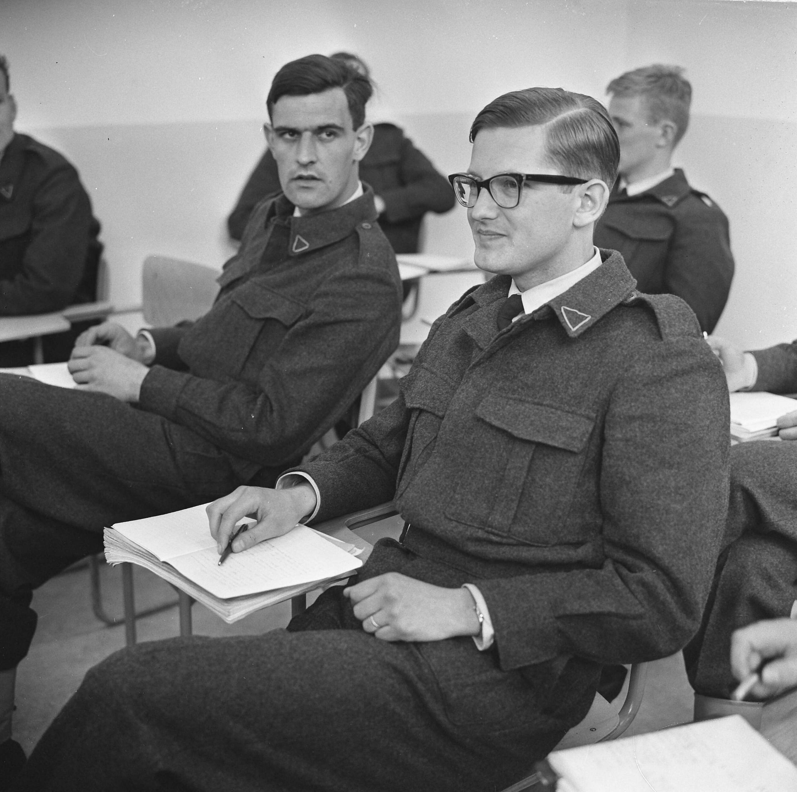 Fotocollectie Anefo — Mr. Pieter van Vollenhoven in militaire dienst bij de luchtmacht in Breda, Soldaat mr. Pieter in de klas — Foto: Koch, Eric / Anefo. Licentie: Set B: Rechtenvrij / Publiek Domein. Bron: Nationaal Archief. http://hdl.handle.net/10648/aae7716c-d0b4-102d-bcf8-003048976d84