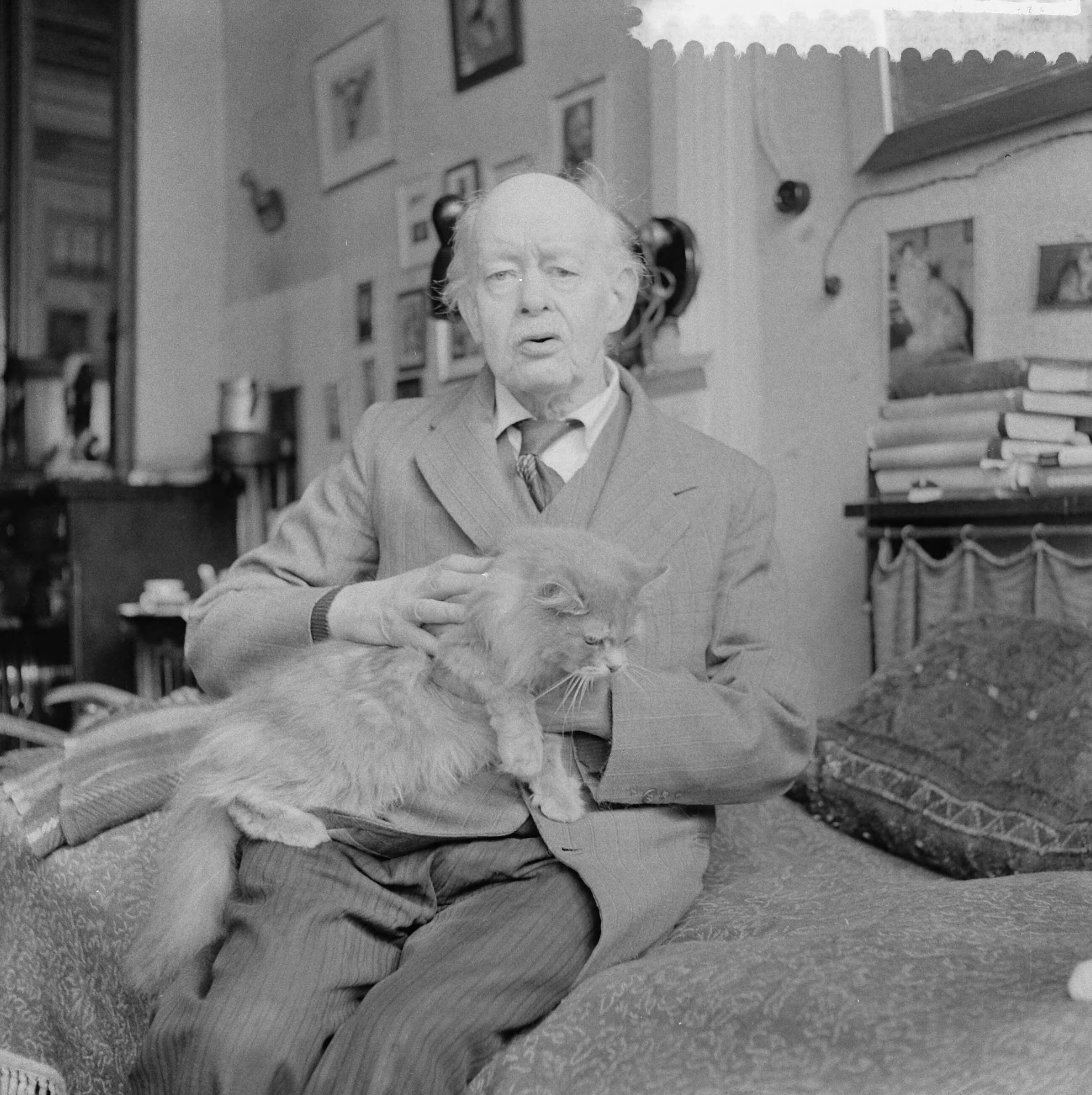 Fotocollectie Anefo — 3 maart aanstaande hoopt de bekende Nederlandse kunstcriticus A. Cornelis Veth te Den Haag 80 jaar te worden — Foto: Behrens, Herbert F. / Anefo. Licentie: Set B: Rechtenvrij / Publiek Domein. Bron: Nationaal Archief. http://hdl.handle.net/10648/a9a93402-d0b4-102d-bcf8-003048976d84