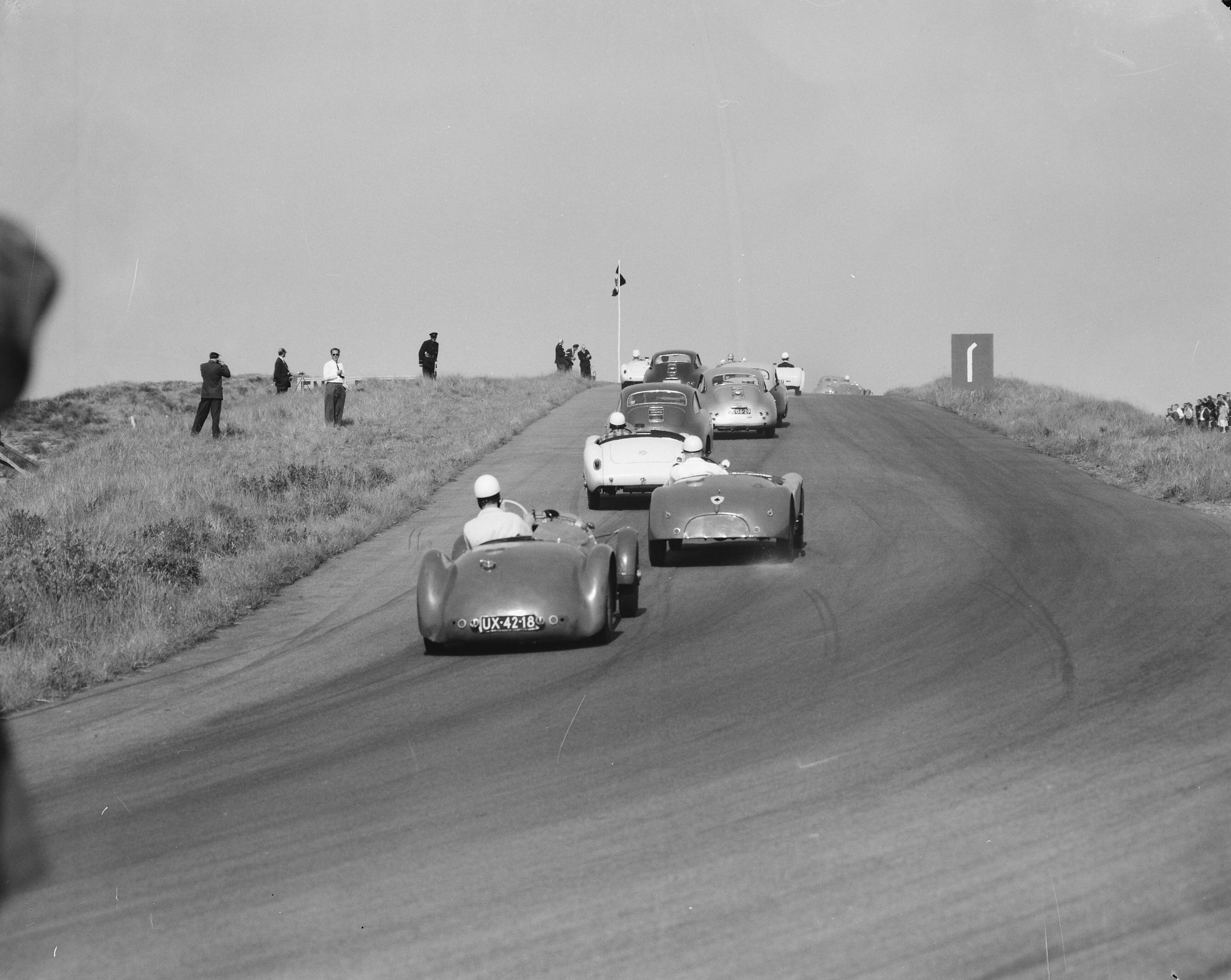 Fotocollectie Anefo — Autoraces op Zandvoort — Foto: Bilsen, Joop van / Anefo. Licentie: Set B: Rechtenvrij / Publiek Domein. Bron: Nationaal Archief. http://hdl.handle.net/10648/a961a5a6-d0b4-102d-bcf8-003048976d84