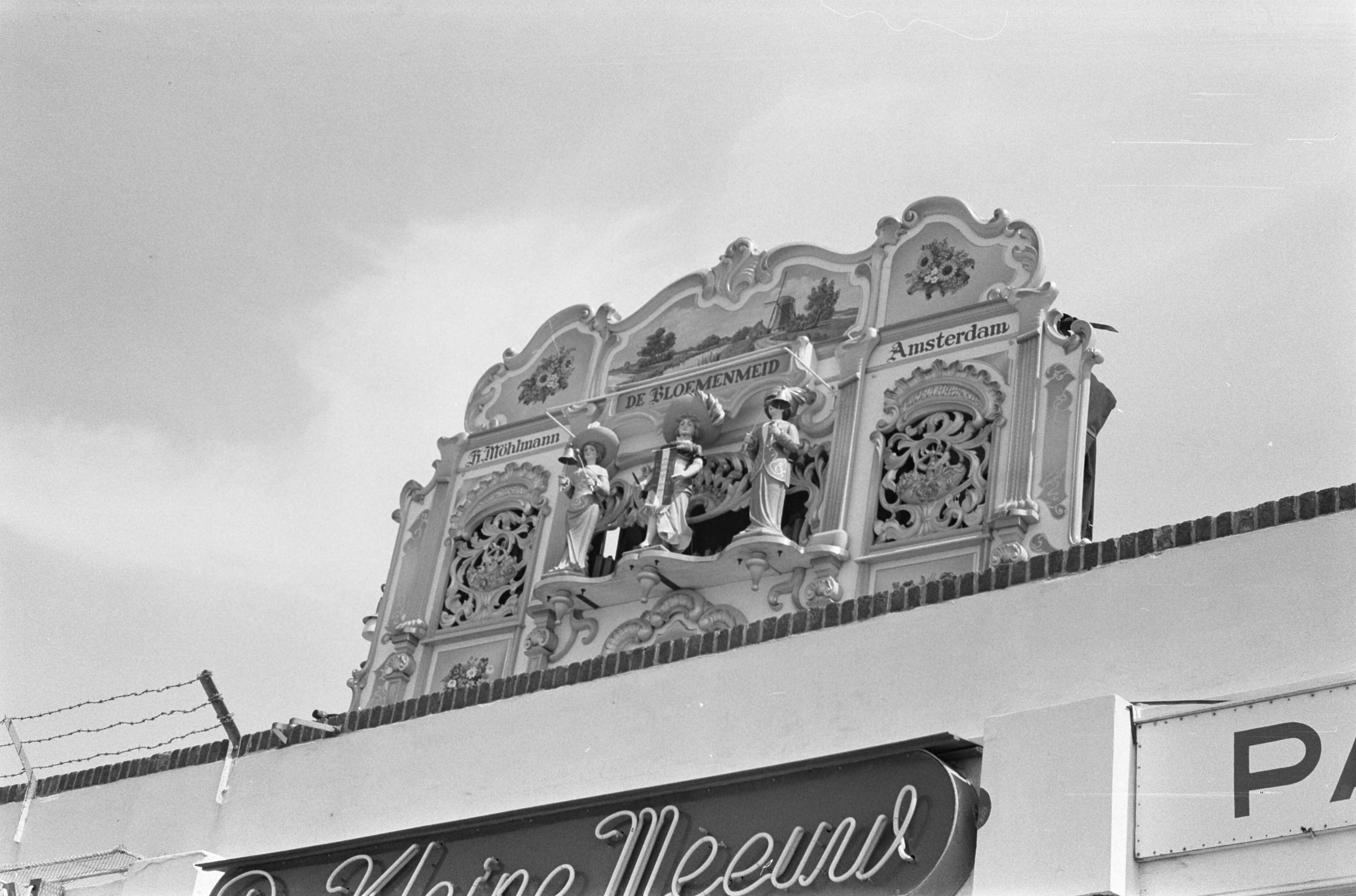 Fotocollectie Anefo — Draaiorgel "De Bloemenmeid" , bezien vanaf de strandtent "De Kleine Meeuw" — Foto: Rossem, Wim van / Anefo. Licentie: Set B: Rechtenvrij / Publiek Domein. Bron: Nationaal Archief. http://hdl.handle.net/10648/a9da83d6-d0b4-102d-bcf8-003048976d84