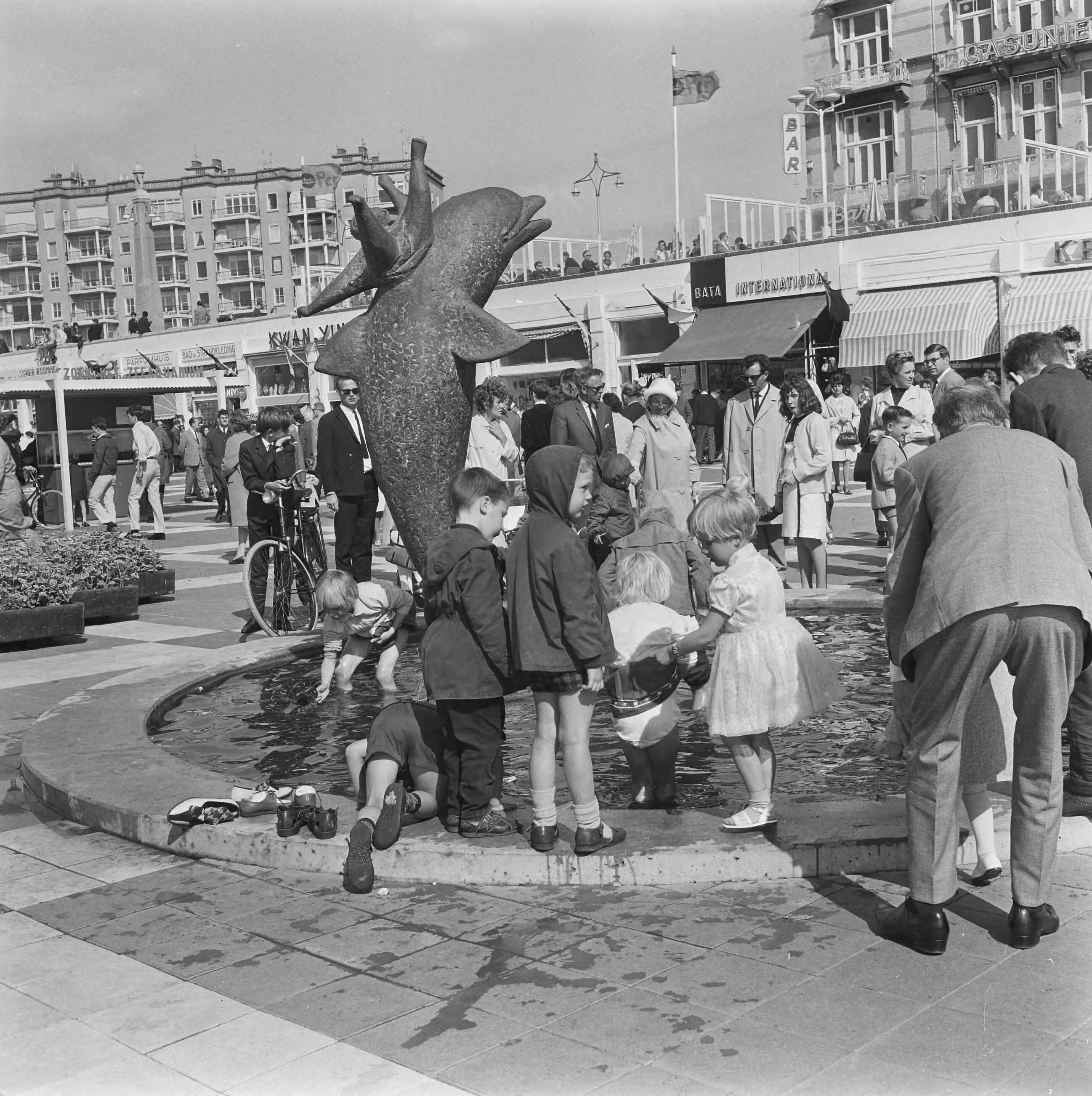 Fotocollectie Anefo — Haagse provos houden protestmeeting bij Flipper-beeldje Scheveningse promenade — Foto: Voets, Jan / Anefo. Licentie: Set B: Rechtenvrij / Publiek Domein. Bron: Nationaal Archief. http://hdl.handle.net/10648/aaec8d46-d0b4-102d-bcf8-003048976d84