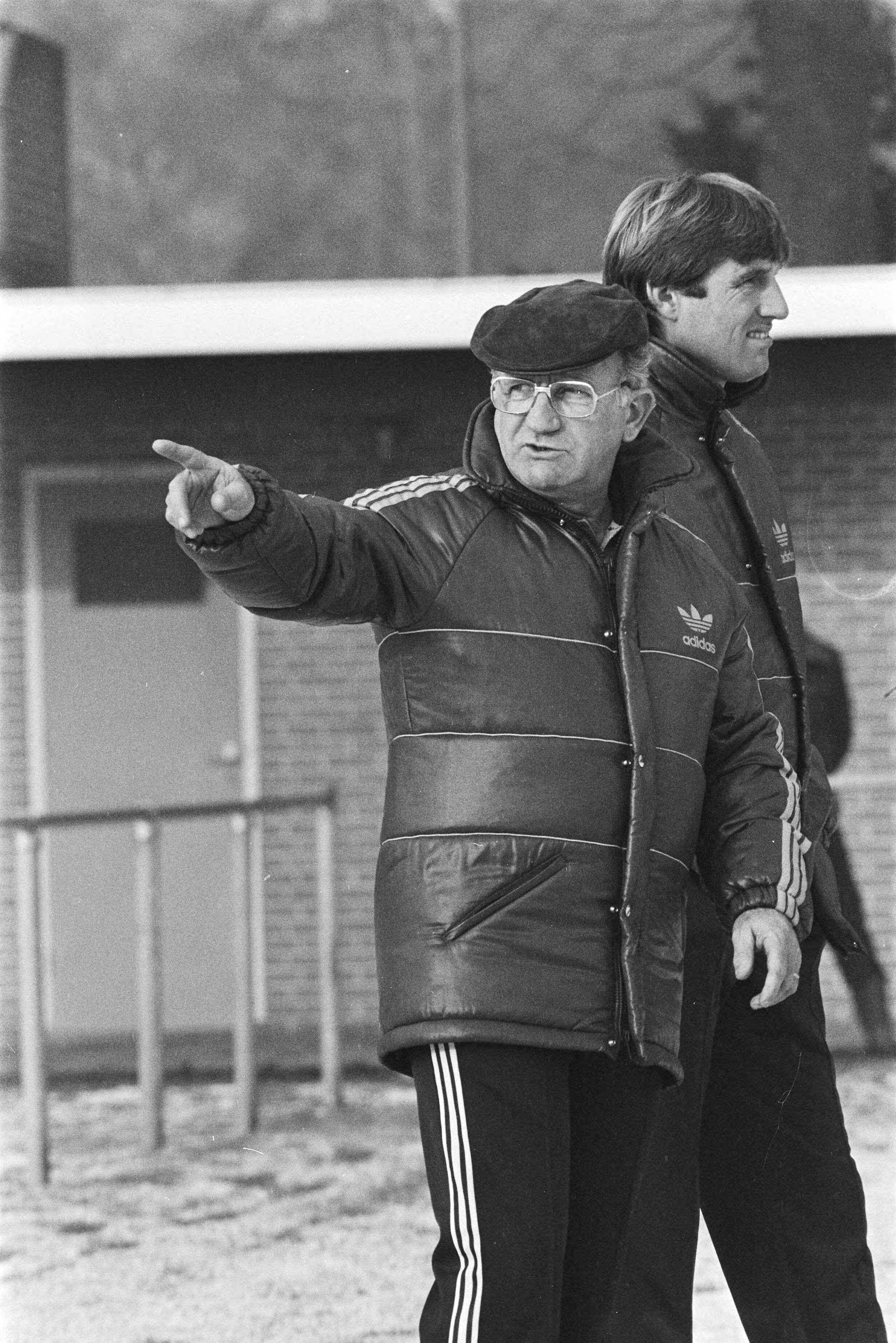 Fotocollectie Anefo — Zeist, training Nederlands elftal in verband met interland tegen Malta; bondscoach Kees Rijvers tijdens training rechts KNVB-coach Van Lingen — Foto: Antonisse, Marcel / Anefo. Licentie: Set B: Rechtenvrij / Publiek Domein. Bron: Nationaal Archief. http://hdl.handle.net/10648/ad322f16-d0b4-102d-bcf8-003048976d84