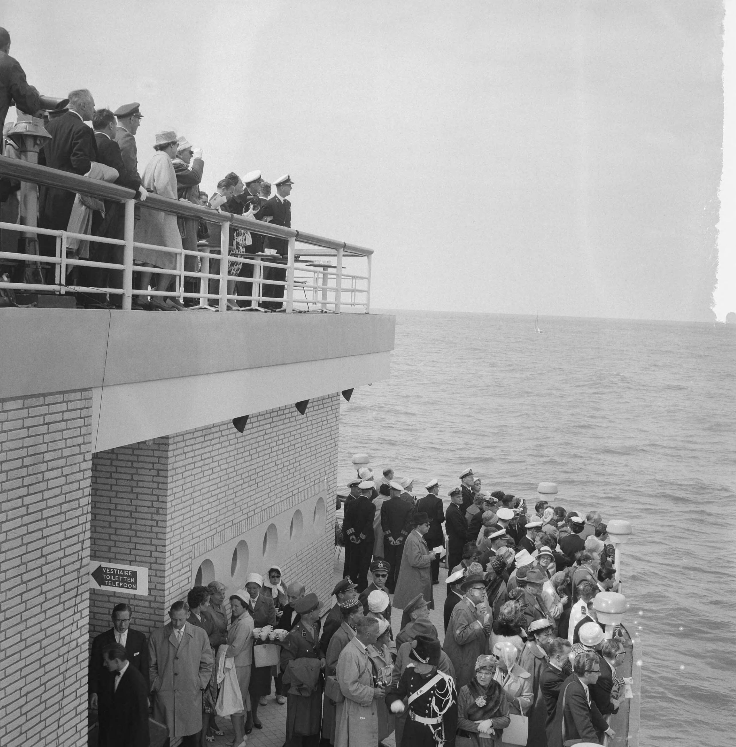 Fotocollectie Anefo — Vlootschouw Scheveningen. Koninklijk paar op de Pier — Foto: Lindeboom, Henk / Anefo. Licentie: Set B: Rechtenvrij / Publiek Domein. Bron: Nationaal Archief. http://hdl.handle.net/10648/a9dbbecc-d0b4-102d-bcf8-003048976d84