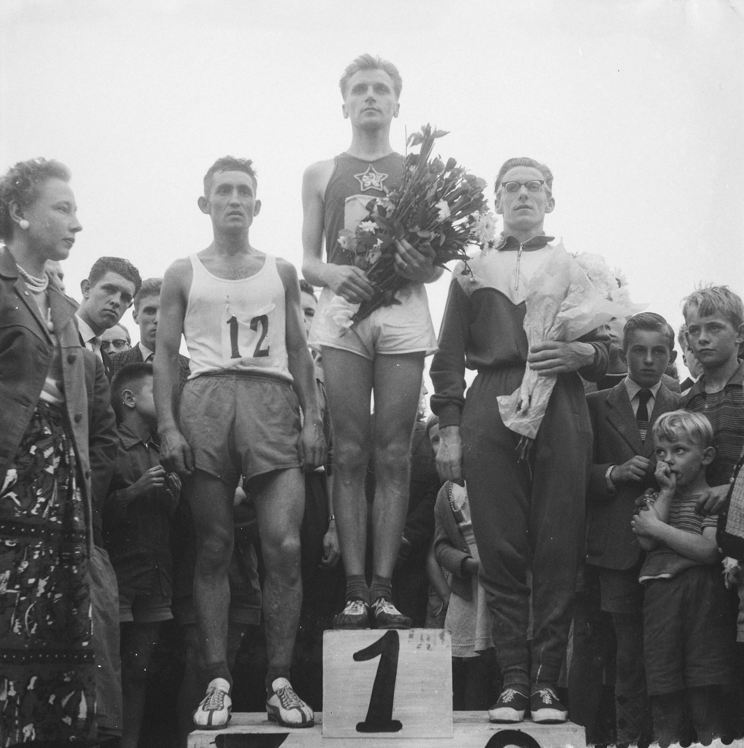 Fotocollectie Anefo — Internationale marathon in Zaandam. Huldiging v.l.n.r.: Ganssler (Dld., 2e), Pavel Kantorek (Tsjech.) en Piet Bleeker (2e en Nederlands Kampioen) — Foto: Lindeboom, Henk / Anefo. Licentie: Set B: Rechtenvrij / Publiek Domein. Bron: Nationaal Archief. http://hdl.handle.net/10648/a97fd724-d0b4-102d-bcf8-003048976d84