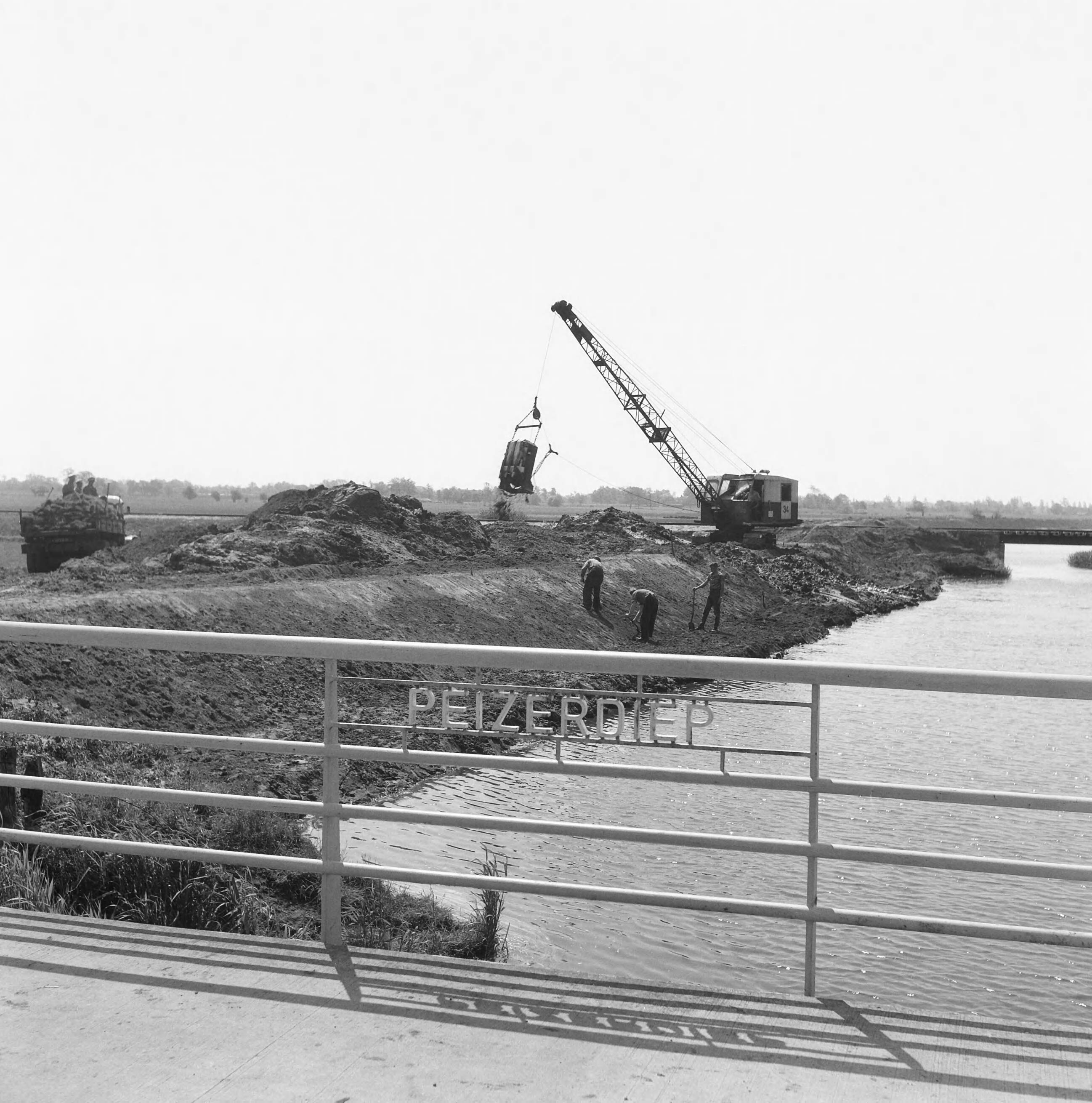 Fotocollectie Nederlandse Heidemaatschappij — Peizerdiep in uitvoering tussen trambrug en brug in de weg Roden - Peize — Foto: Eyssen, [...] / Heidemij. Licentie: Set B: Rechtenvrij / Publiek Domein. Bron: Nationaal Archief. http://hdl.handle.net/10648/ae743400-d0b4-102d-bcf8-003048976d84