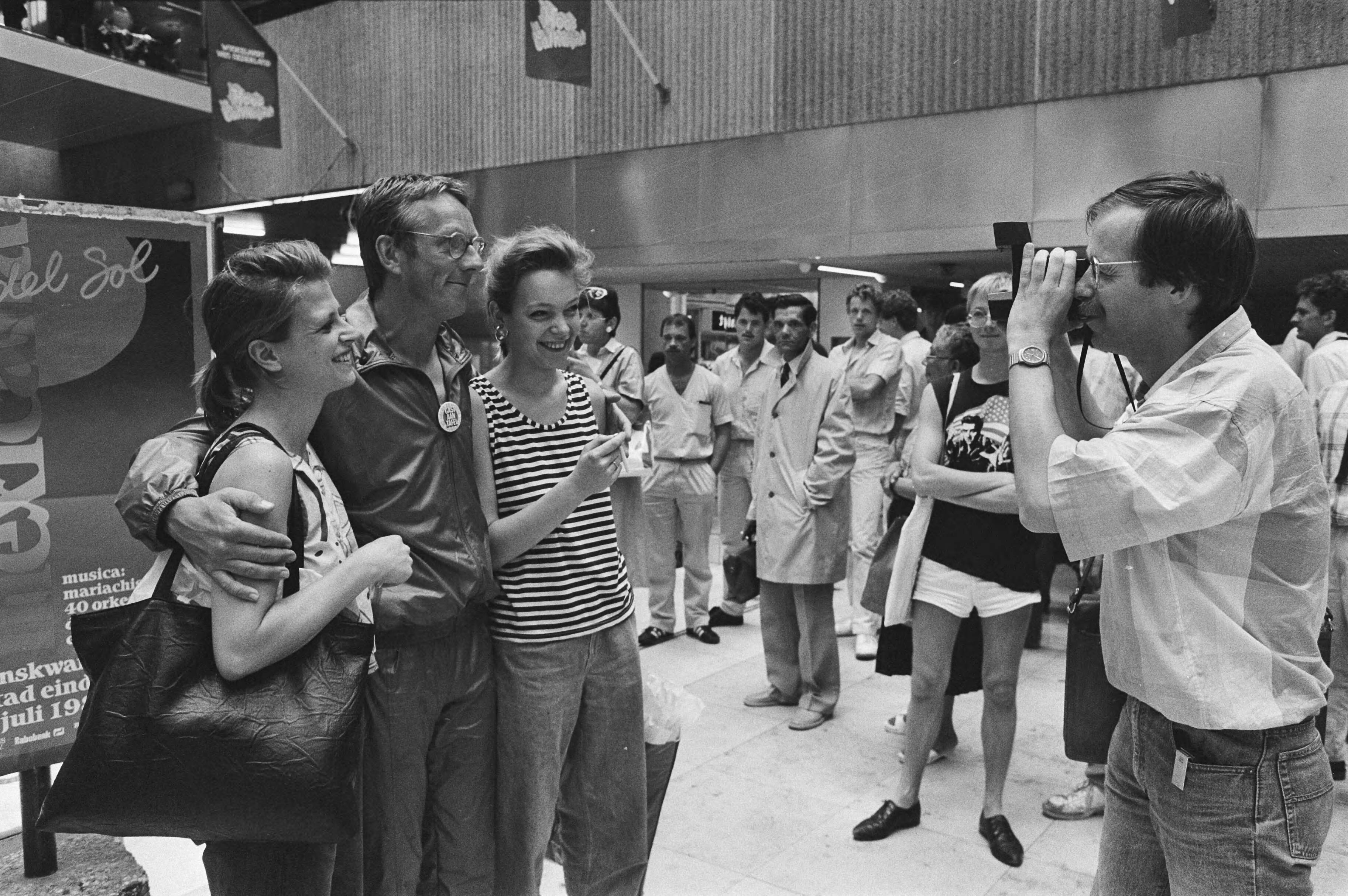 Fotocollectie Anefo — Freek de Jonge liet zich fotograferen voor f. 10,-- in Utrecht om daklozen in Mexico te helpen — Foto: Gerrits, Roland / Anefo. Licentie: Set B: Rechtenvrij / Publiek Domein. Bron: Nationaal Archief. http://hdl.handle.net/10648/ad546c48-d0b4-102d-bcf8-003048976d84