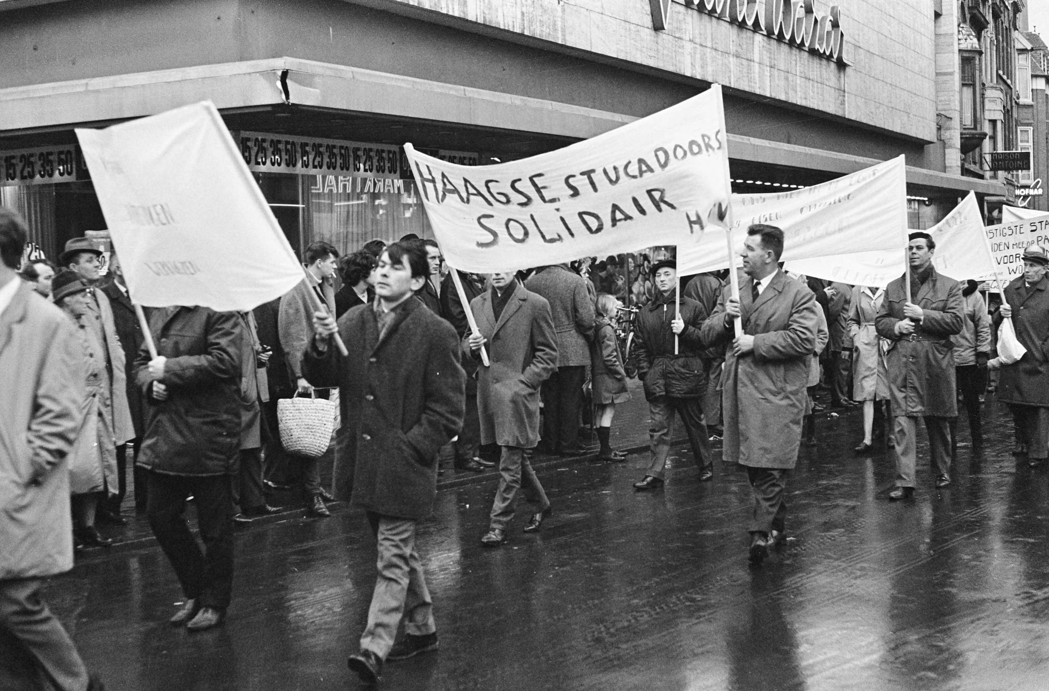 Fotocollectie Anefo — Protestmars werklozen in Heerlen, Haagse arbeiders toonde zich solidair — Foto: Merk, Ben / Anefo. Licentie: Set B: Rechtenvrij / Publiek Domein. Bron: Nationaal Archief. http://hdl.handle.net/10648/ab0d28f8-d0b4-102d-bcf8-003048976d84