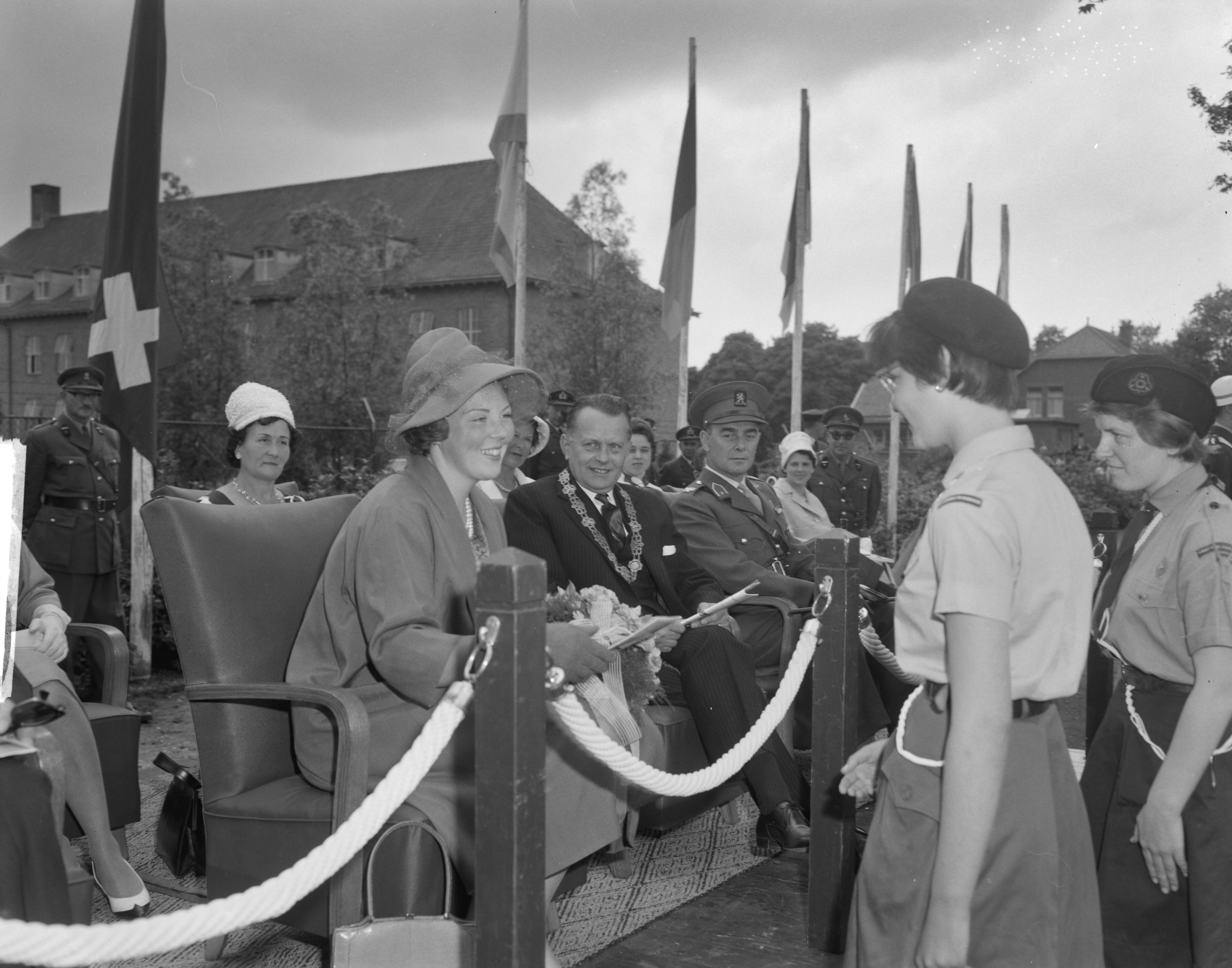 Fotocollectie Anefo — Prinses Beatrix poliomars in Breda, wandelaars defileren voor prinses Beatrix. De prinses, met naast zich n burgemeester van Breda, mr. R.M.A.A.Geuljans [en een brigade-generaal] spreekt met een van de deelneemsters — Foto: Bilsen, Joop van / Anefo. Licentie: Set B: Rechtenvrij / Publiek Domein. Bron: Nationaal Archief. http://hdl.handle.net/10648/aa0cb7fc-d0b4-102d-bcf8-003048976d84
