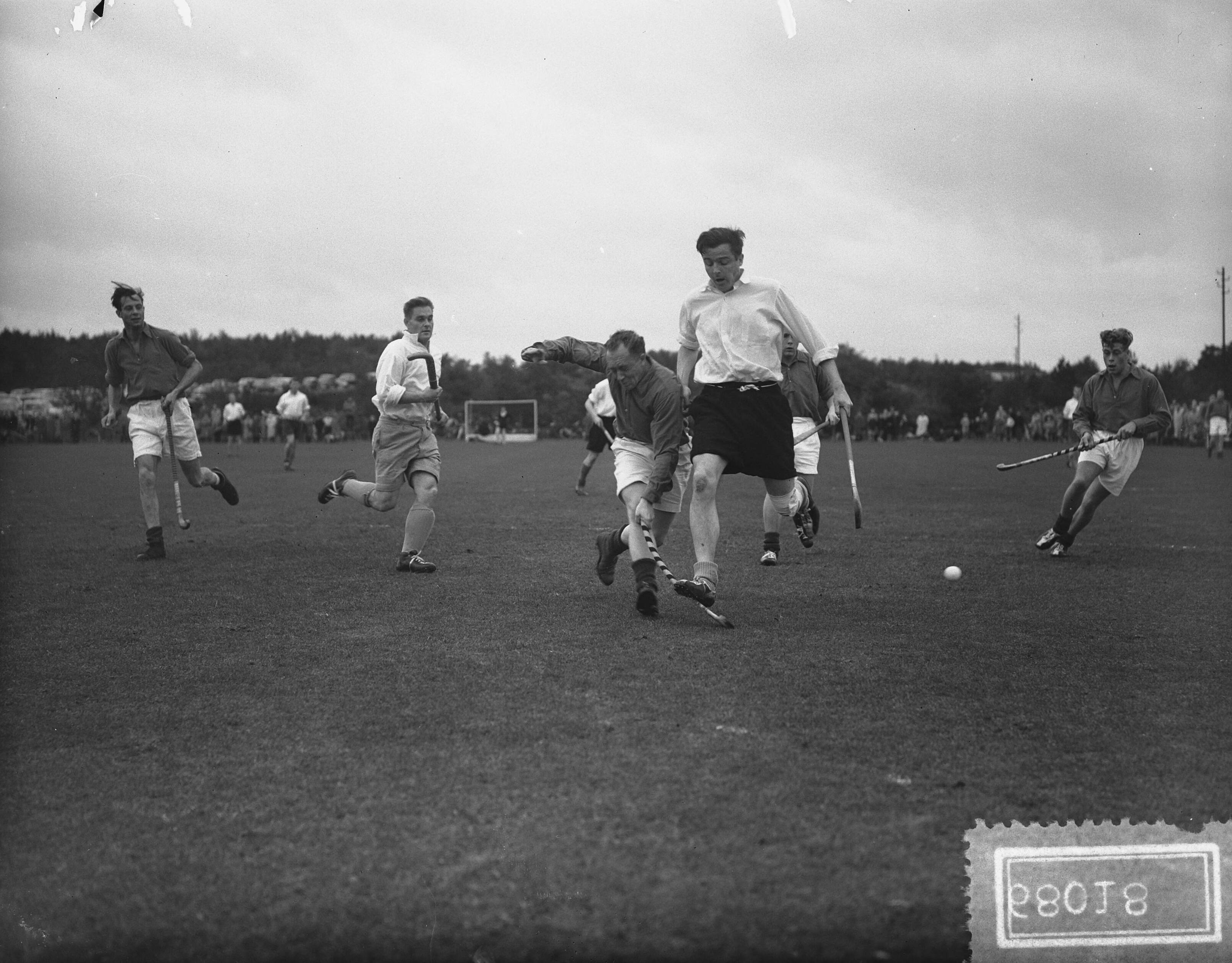 Fotocollectie Anefo — Hockeywedstrijd Nederlands elftal tegen Oost Hilversum — Foto: Bilsen, Joop van / Anefo. Licentie: Set B: Rechtenvrij / Publiek Domein. Bron: Nationaal Archief. http://hdl.handle.net/10648/a92bca58-d0b4-102d-bcf8-003048976d84