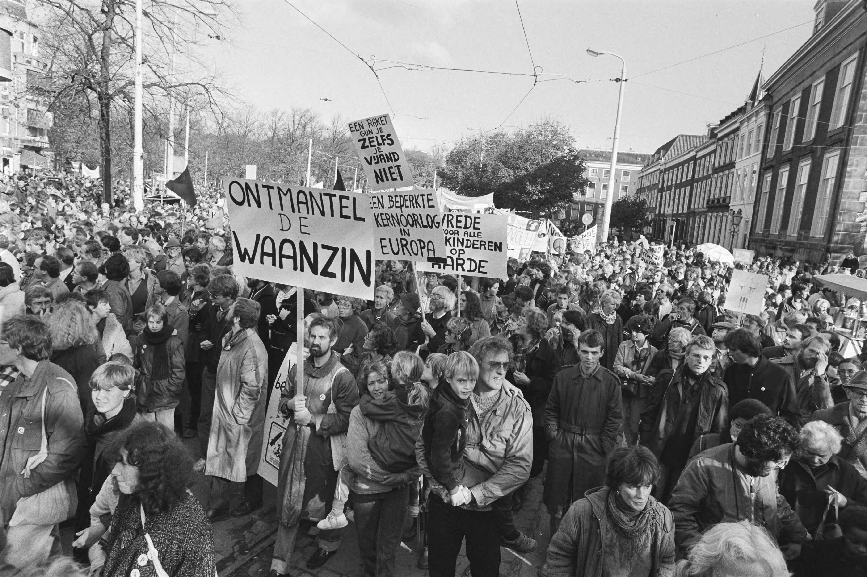 Vredesdemonstratie Den Haag , 550.000 mensen demonstreren o.m. tegen plaatsing kruisrakette — Tocht van het Malieveld naar het Binnenhof — Foto: Bogaerts, Rob / Anefo. Licentie: Set B: Rechtenvrij / Publiek Domein. Bron: Nationaal Archief. http://hdl.handle.net/10648/ad2ff2dc-d0b4-102d-bcf8-003048976d84