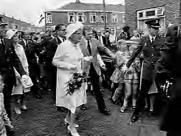 Koningin Juliana op bezoek in Haarlem — Koningin Juliana tijdens een wandeling door de Amsterdamse buurt in Haarlem, vergezeld door de Haarlemse burgemeester mr. dr. Leonard de Gou — Foto: Mieremet, Rob / Anefo. Licentie: Set B: Rechtenvrij / Publiek Domein. Bron: Nationaal Archief. http://hdl.handle.net/10648/abee39b0-d0b4-102d-bcf8-003048976d84