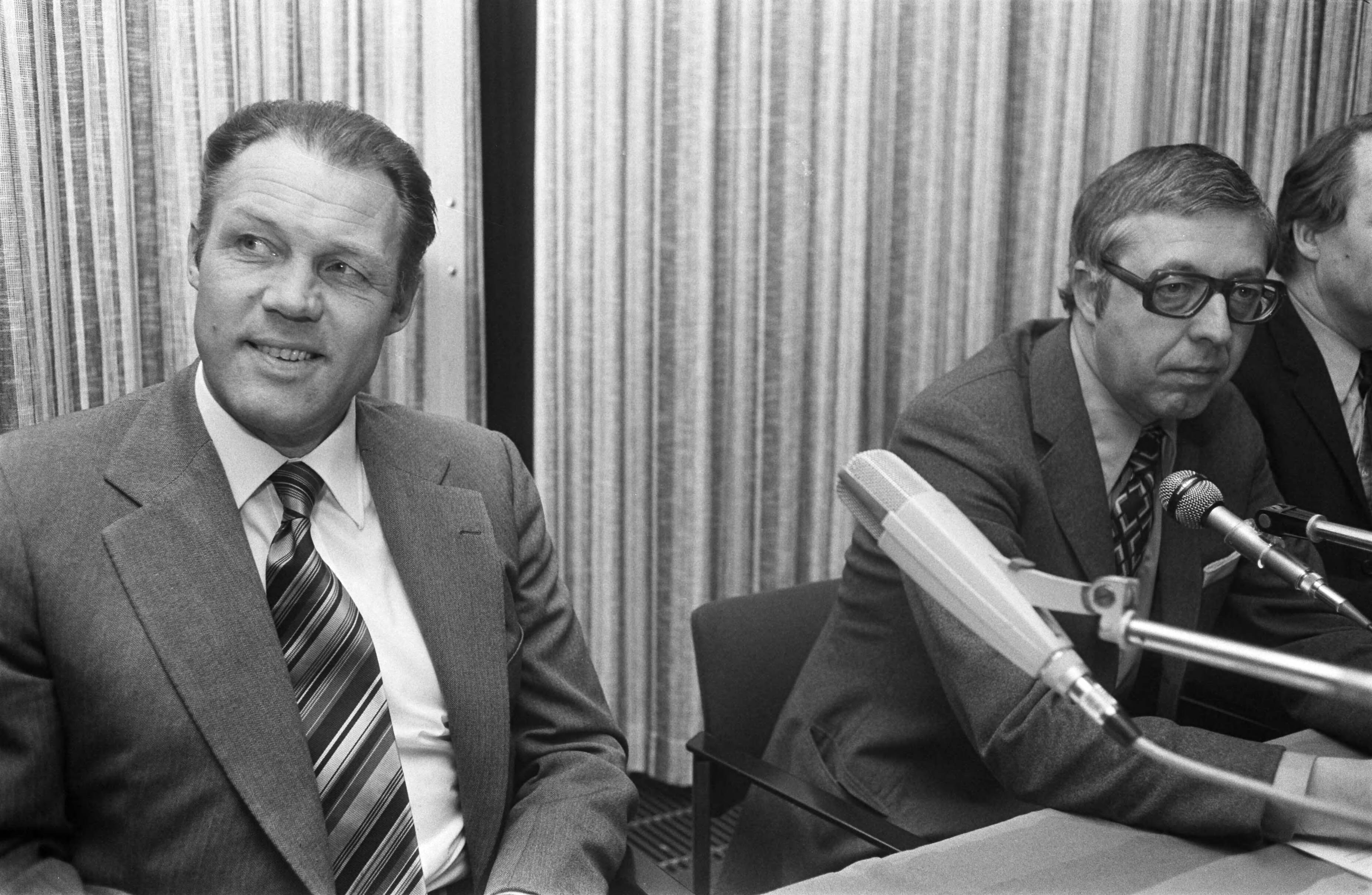 Rinus Michels, supervisor van het Nederlands elftal bij het WK voetbal in 1974 geeft een persconferentie in het KNVB-centrum te Zeist — Rinus Michels (links) en KNVB voorzitter Jacques Hogewoning — Foto: Fotograaf Onbekend / Anefo. Licentie: Set B: Rechtenvrij / Publiek Domein. Bron: Nationaal Archief. http://hdl.handle.net/10648/ac42cfac-d0b4-102d-bcf8-003048976d84
