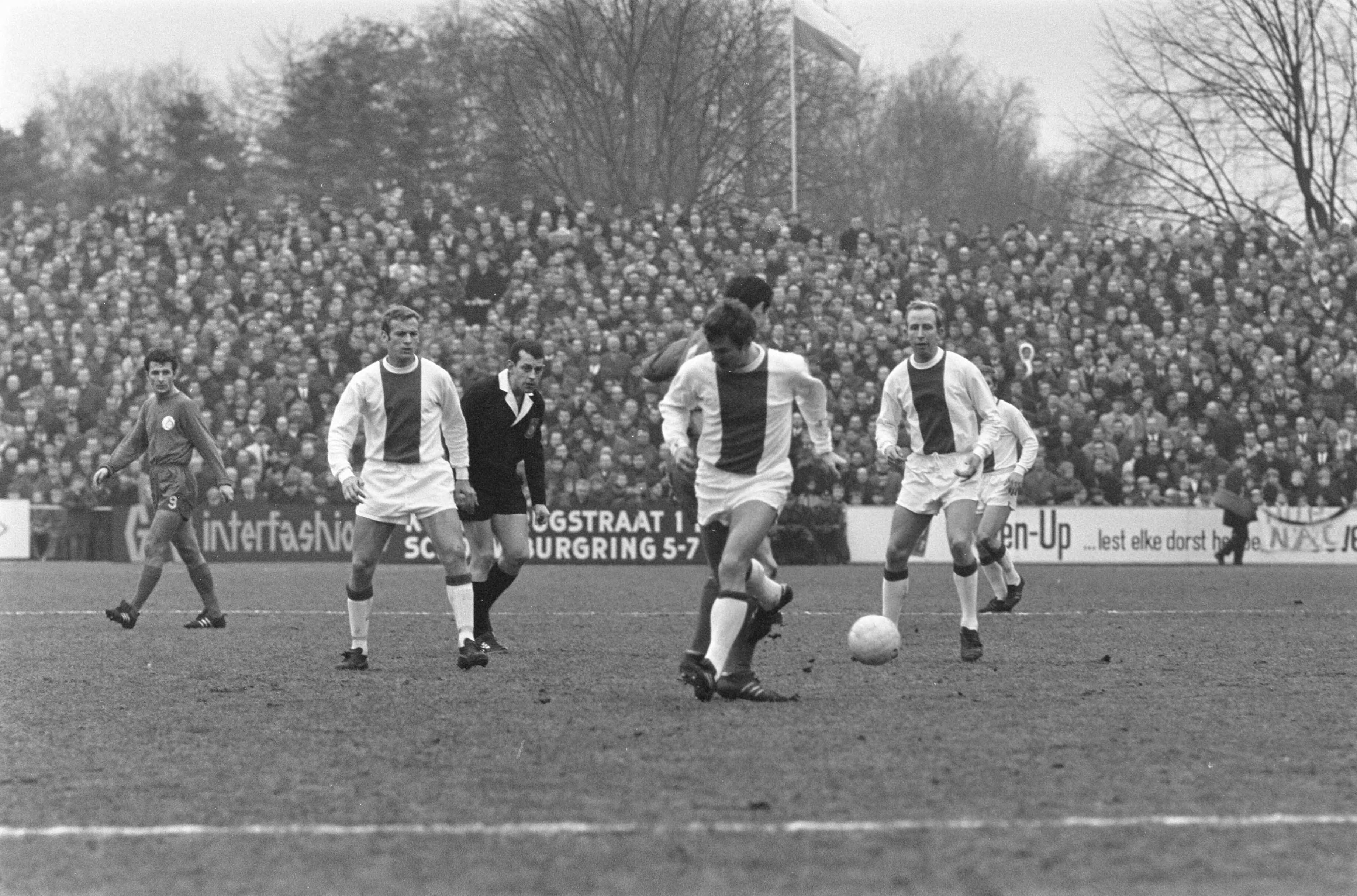 Fotocollectie Anefo — Voetbal. NAC tegen Ajax 0-2. Spelmoment, vlnr. Klaas Nuninga, scheidsrechter Theo Boosten, Inge Danielsson, Henk Groot — Foto: Koch, Eric / Anefo. Licentie: Set B: Rechtenvrij / Publiek Domein. Bron: Nationaal Archief. http://hdl.handle.net/10648/ab5abe2e-d0b4-102d-bcf8-003048976d84