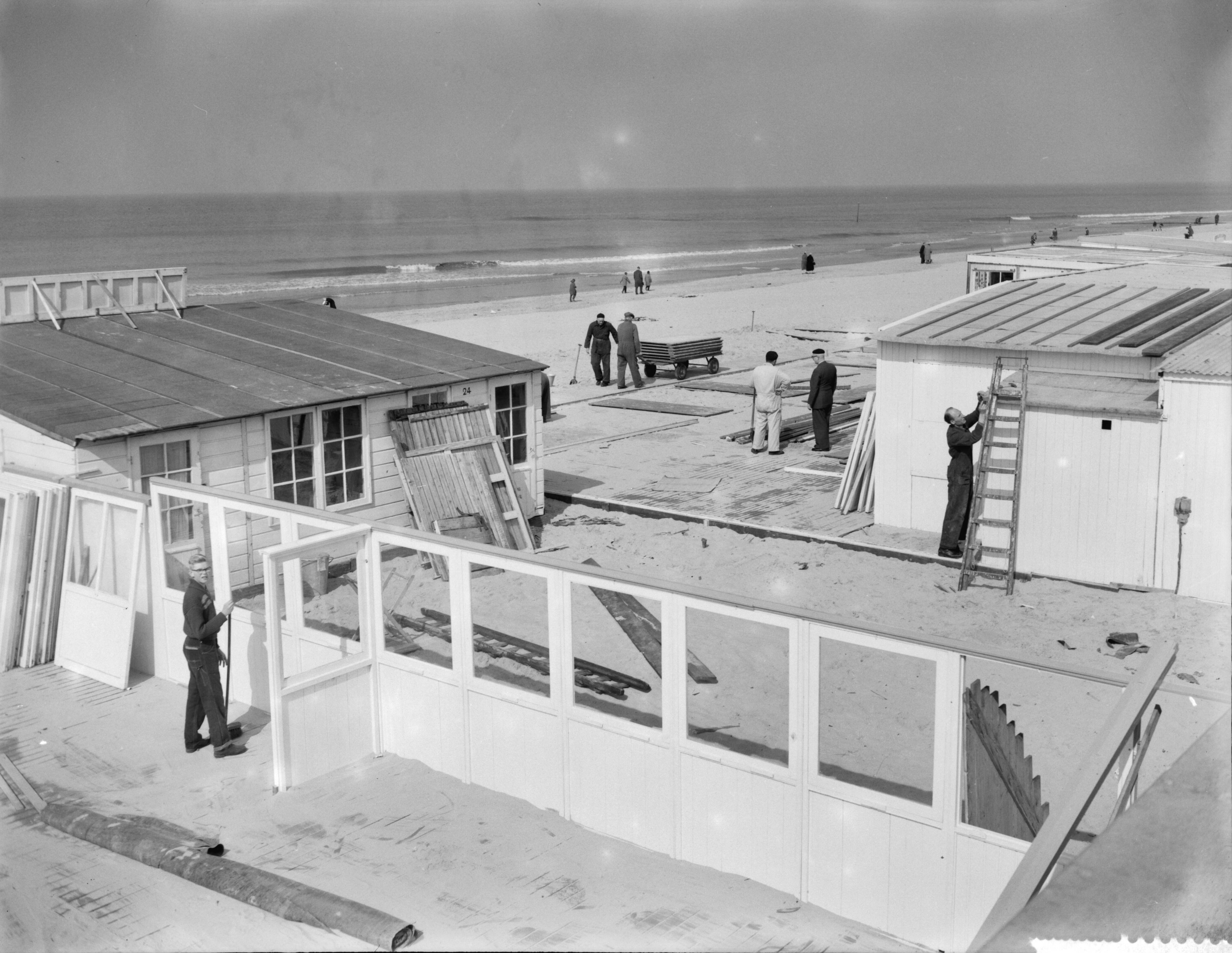 Fotocollectie Anefo — Scheveningen maakt zich op voor de Paasdrukte — Foto: Rossem, Wim van / Anefo. Licentie: Set B: Rechtenvrij / Publiek Domein. Bron: Nationaal Archief. http://hdl.handle.net/10648/a9792fe6-d0b4-102d-bcf8-003048976d84