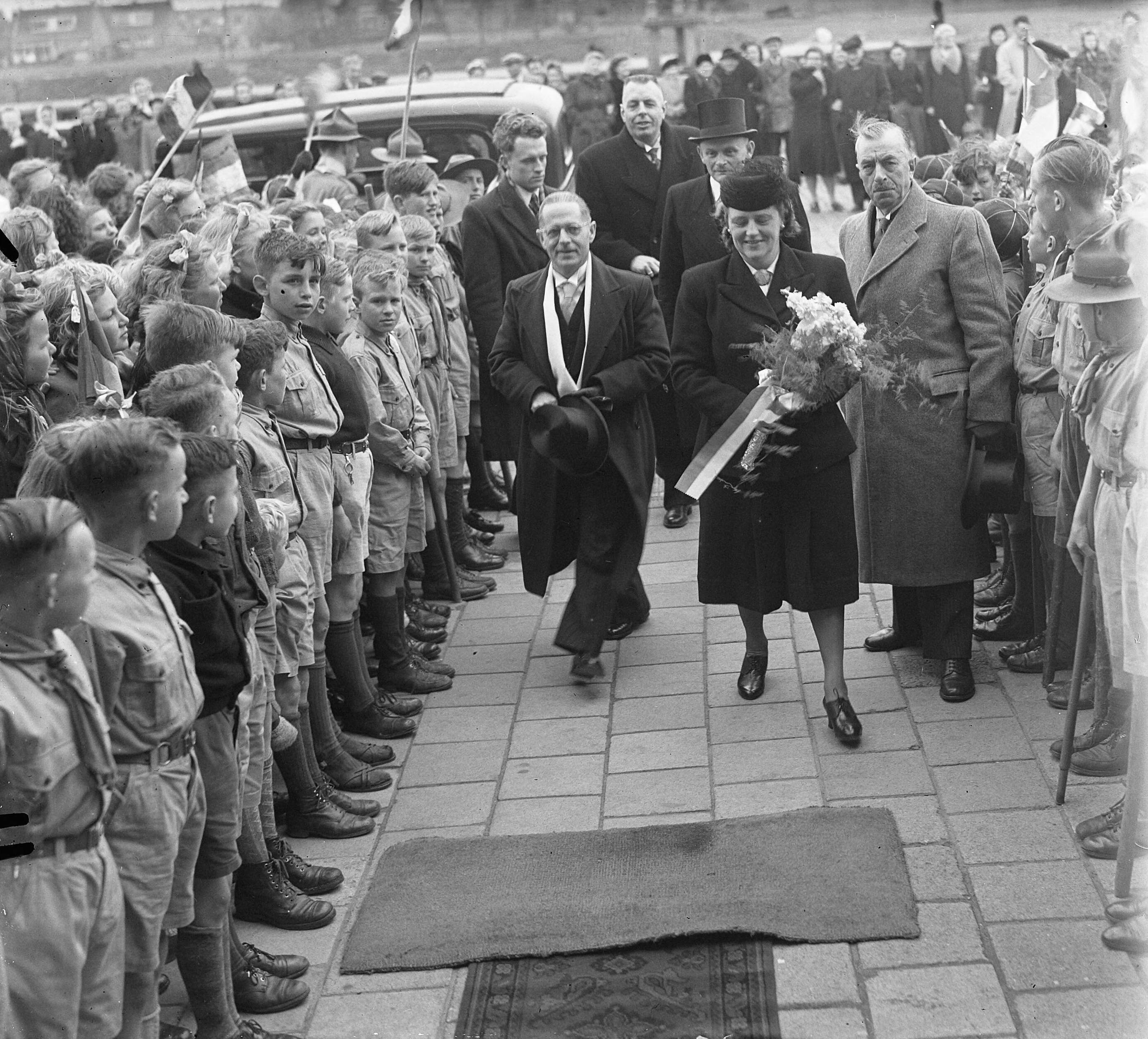 Fotocollectie Anefo — Installatie van de burgemeester van Diemen, H. Dallinga — Foto: Noske, J.D. / Anefo. Licentie: Set B: Rechtenvrij / Publiek Domein. Bron: Nationaal Archief. http://hdl.handle.net/10648/a8a7a25a-d0b4-102d-bcf8-003048976d84