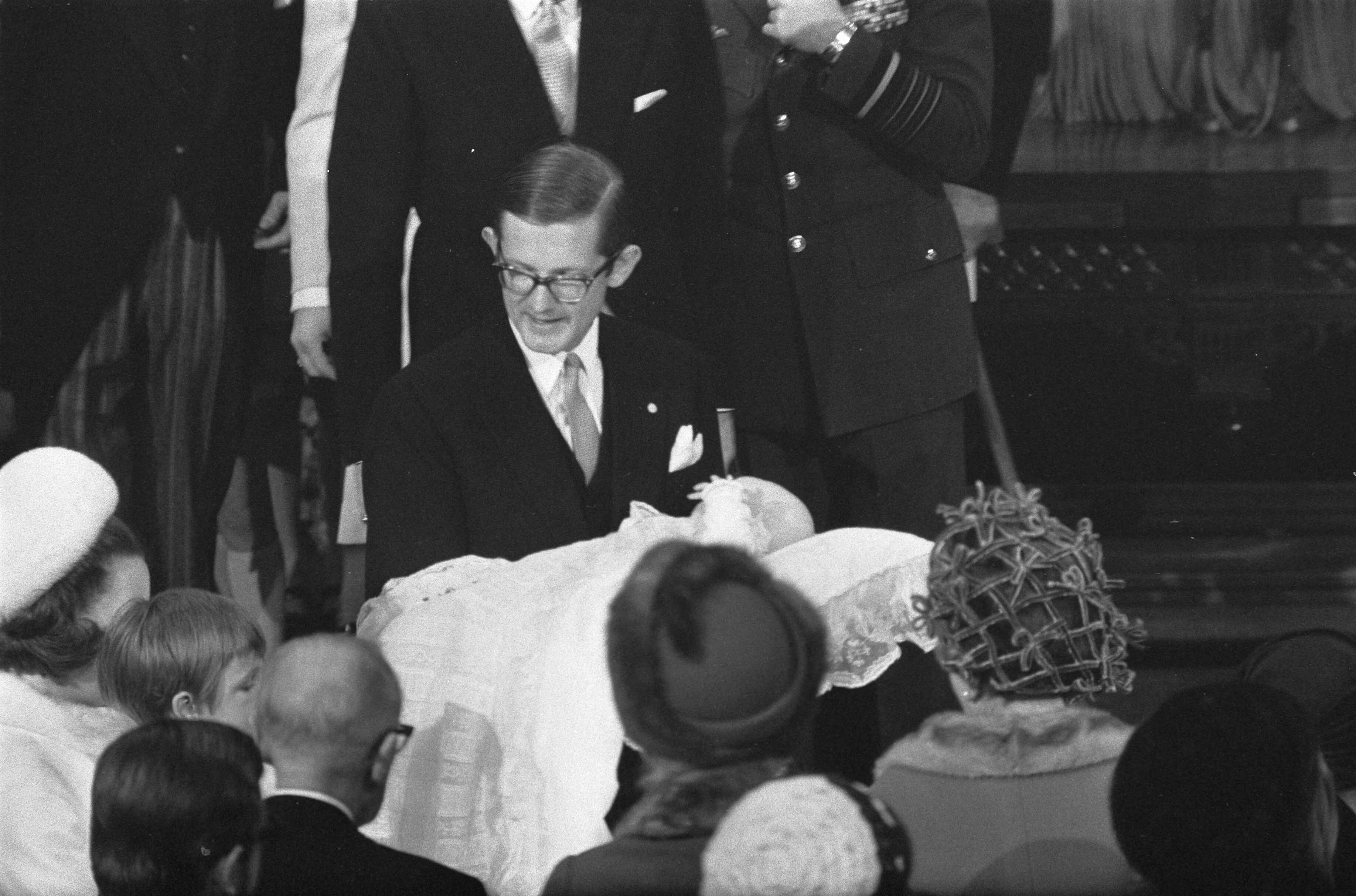Fotocollectie Anefo — Doop van prins Constantijn en prins Bernhard in Domkerk te Utrecht. Tijdens doop Margriet en Maurits, Pieter met Bernhard, Beatrix met Constantijn, en Willem — Foto: Koch, Eric / Anefo. Licentie: Set B: Rechtenvrij / Publiek Domein. Bron: Nationaal Archief. http://hdl.handle.net/10648/ab8e2408-d0b4-102d-bcf8-003048976d84
