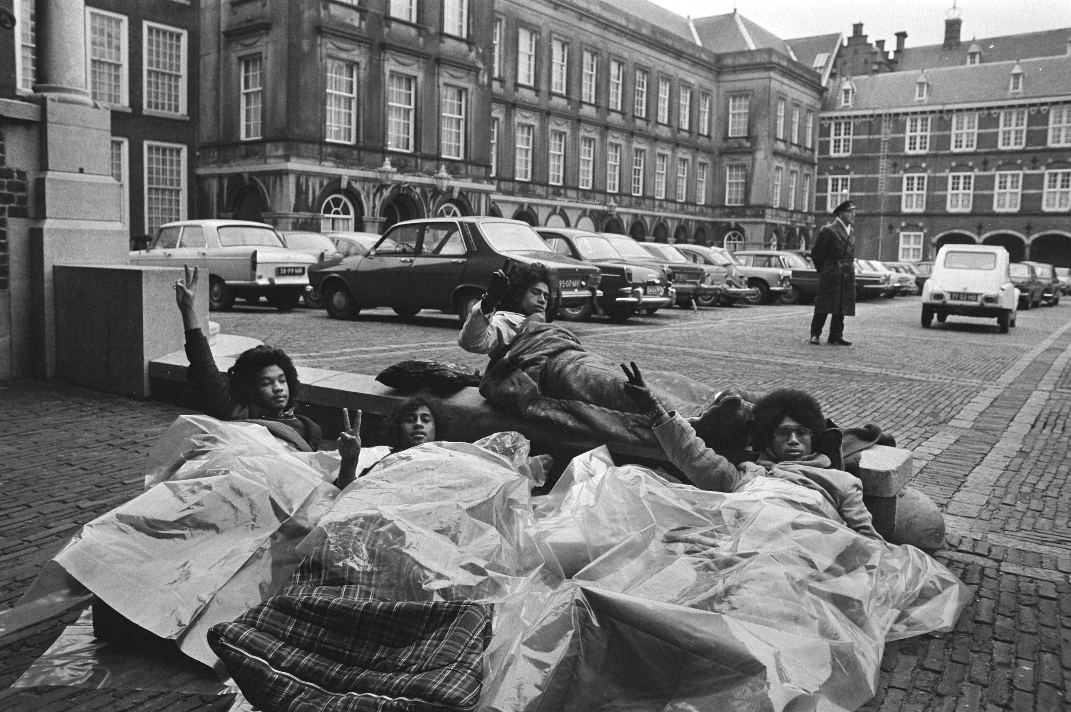 Fotocollectie Anefo — Vier Zuid-Molukse jongens in hongerstaking uit protest tegen proces tegen de "33 van Wassenaar" , op Binnenhof, Den Haag — Foto: Mieremet, Rob / Anefo. Licentie: Set B: Rechtenvrij / Publiek Domein. Bron: Nationaal Archief. http://hdl.handle.net/10648/abac982a-d0b4-102d-bcf8-003048976d84