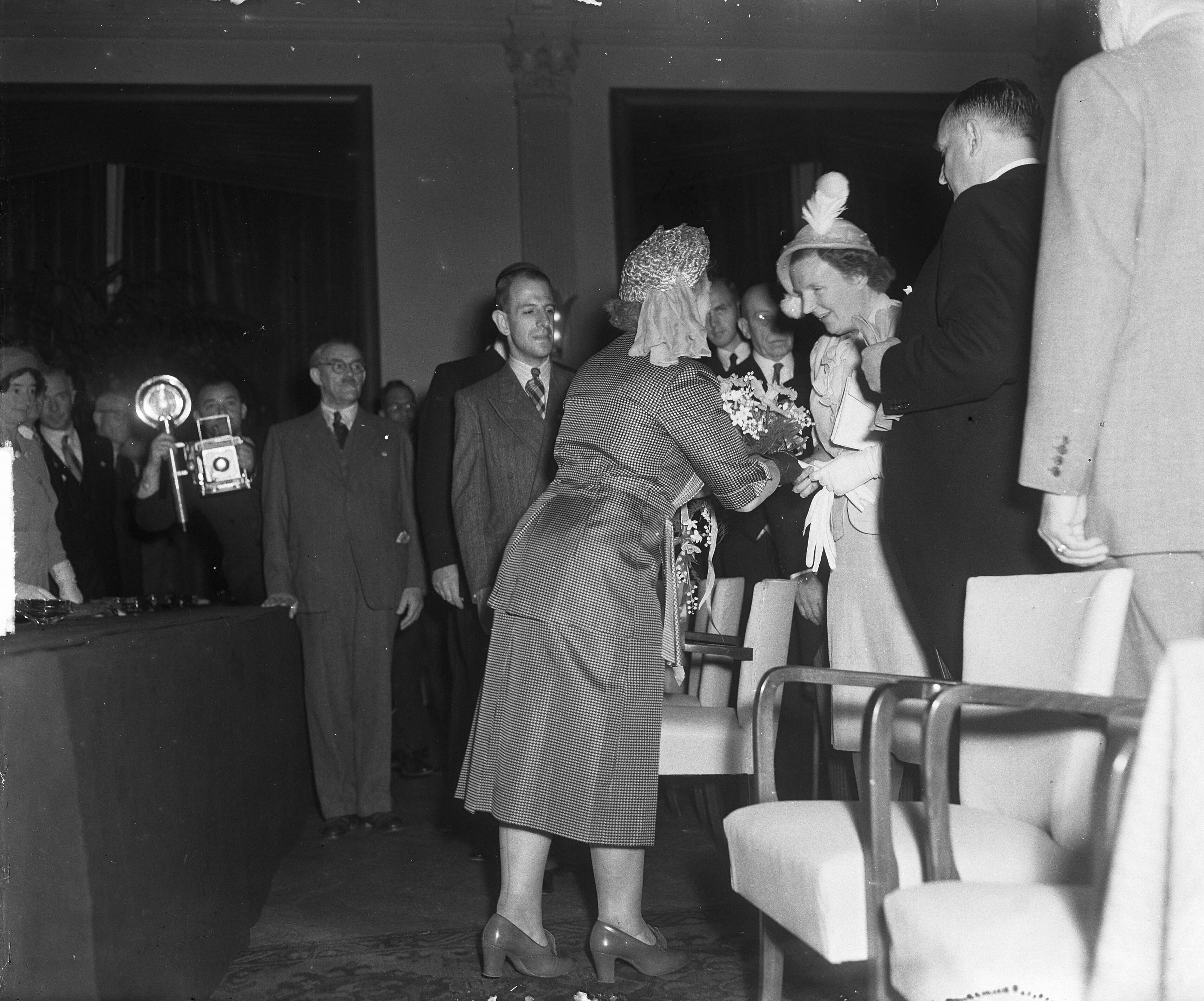 Fotocollectie Anefo — Koningin Juliana is aanwezig bij het wereldcongres Dierenbescherming — Foto: Winterbergen, Rolf / Anefo. Licentie: Set B: Rechtenvrij / Publiek Domein. Bron: Nationaal Archief. http://hdl.handle.net/10648/a8de3a18-d0b4-102d-bcf8-003048976d84