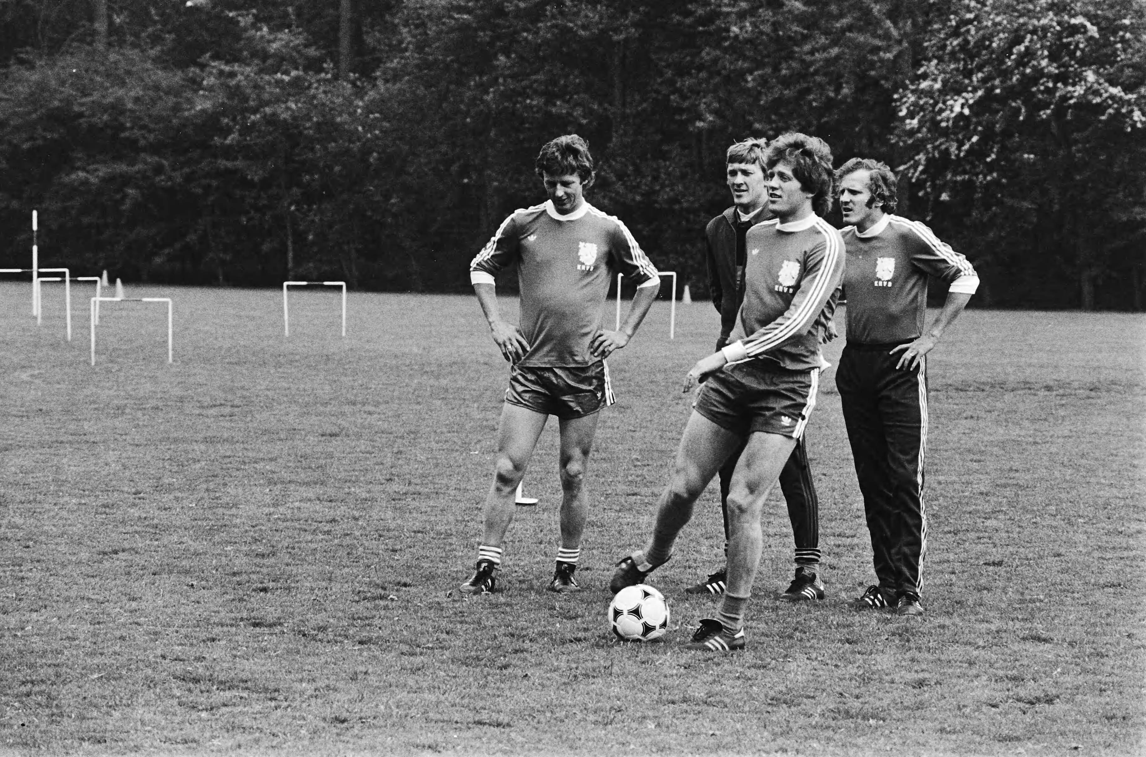 Fotocollectie Anefo — Training Nederlands Elftal in Zeist i.v.m. Europese Kampioenschappen in Italie; v.l.n.r. Hovenkamp, Doesburg, Haan en W. v.d. Kerkhof — Foto: Croes, Rob C. / Anefo. Licentie: Set B: Rechtenvrij / Publiek Domein. Bron: Nationaal Archief. http://hdl.handle.net/10648/ace14a4c-d0b4-102d-bcf8-003048976d84