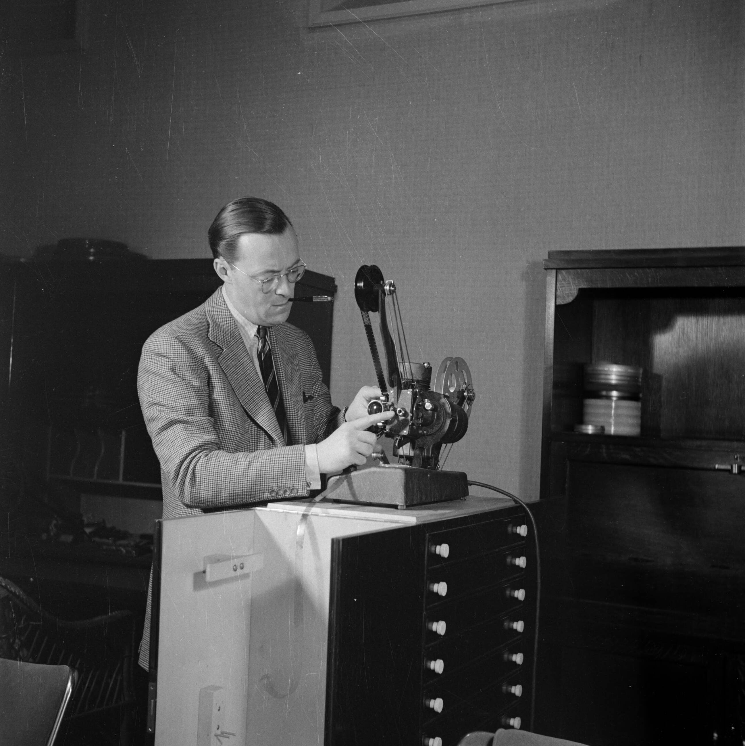 De koninklijke familie op paleis Soestdijk — Prins Bernhard met filmprojector — Foto: Poll, Willem van de. Licentie: Set B: Rechtenvrij / Publiek Domein. Bron: Nationaal Archief. http://hdl.handle.net/10648/aee90d70-d0b4-102d-bcf8-003048976d84