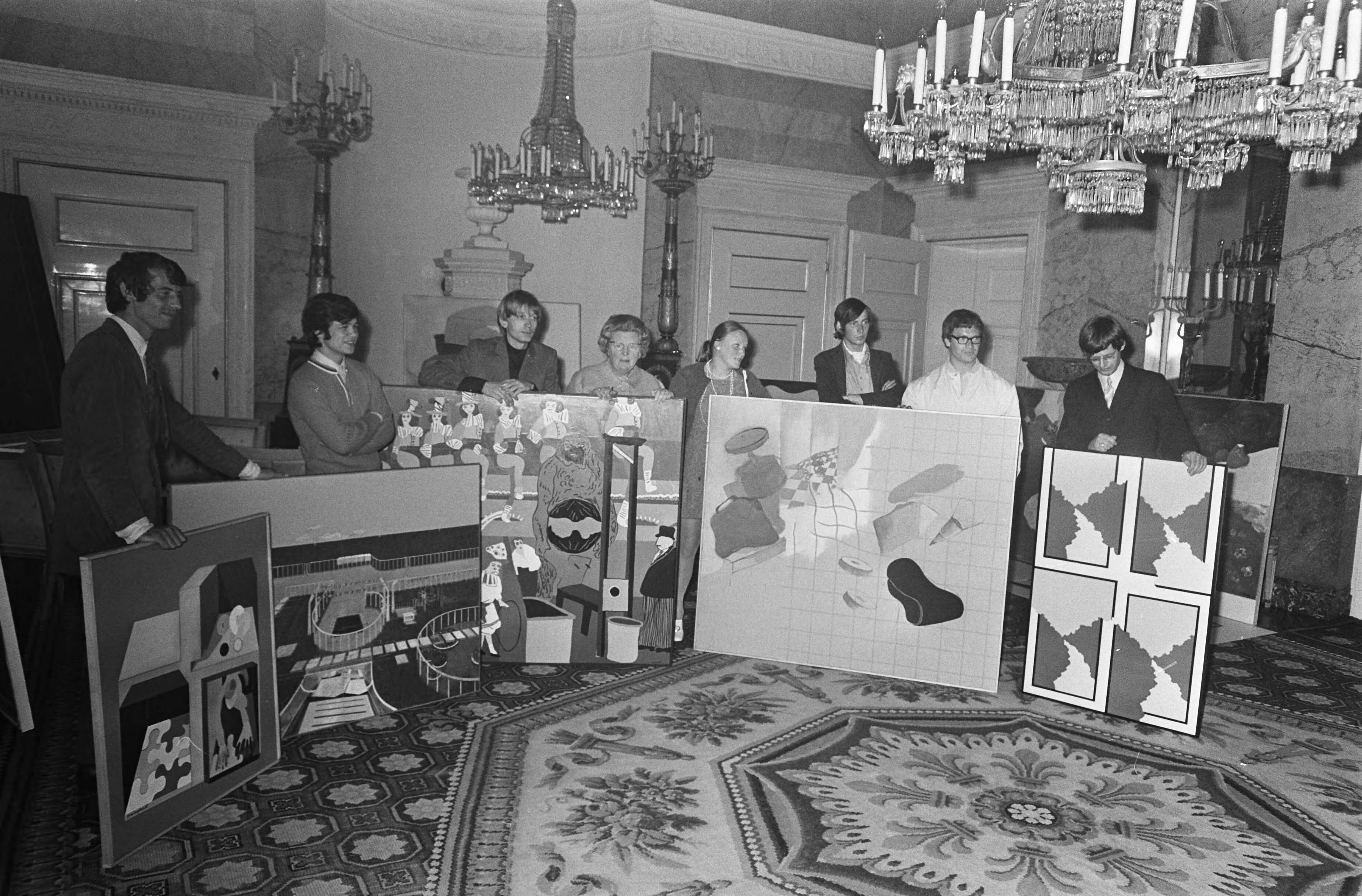 Ontvangst op Paleis Soestdijk — koningin Juliana ontvangt de Koninklijke Vereniging voor Subsidie aan de Vrije Schilderkunst en een aantal kunstschilders op Paleis Soestdijk, koningin Juliana en haar gasten — Foto: Fotograaf Onbekend / Anefo. Licentie: Set B: Rechtenvrij / Publiek Domein. Bron: Nationaal Archief. http://hdl.handle.net/10648/ab70aab8-d0b4-102d-bcf8-003048976d84