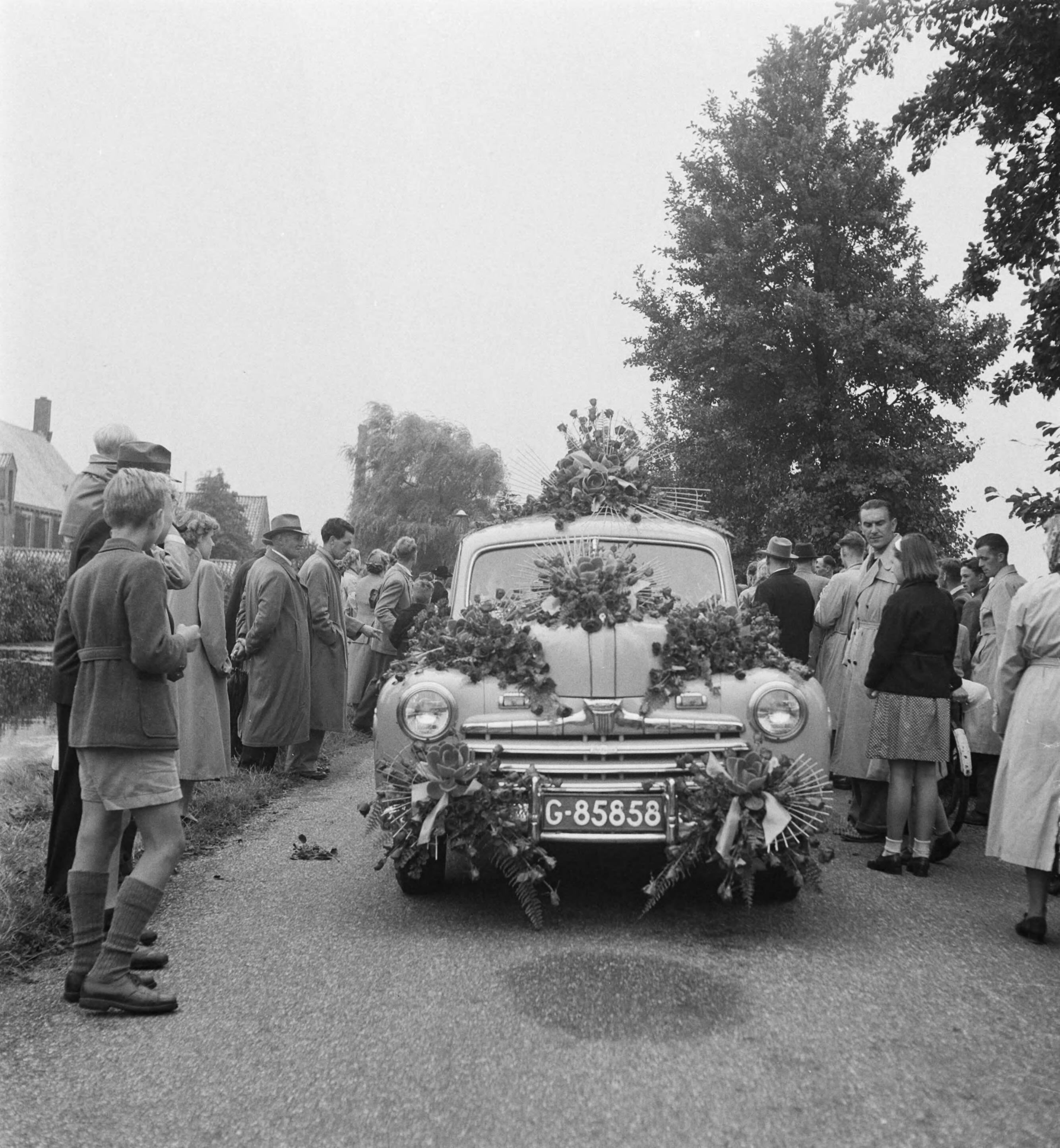 Fotocollectie Anefo — Bloemencorso Aalsmeer — Foto: Pot, Harry / Anefo. Licentie: Set B: Rechtenvrij / Publiek Domein. Bron: Nationaal Archief. http://hdl.handle.net/10648/a8deb510-d0b4-102d-bcf8-003048976d84