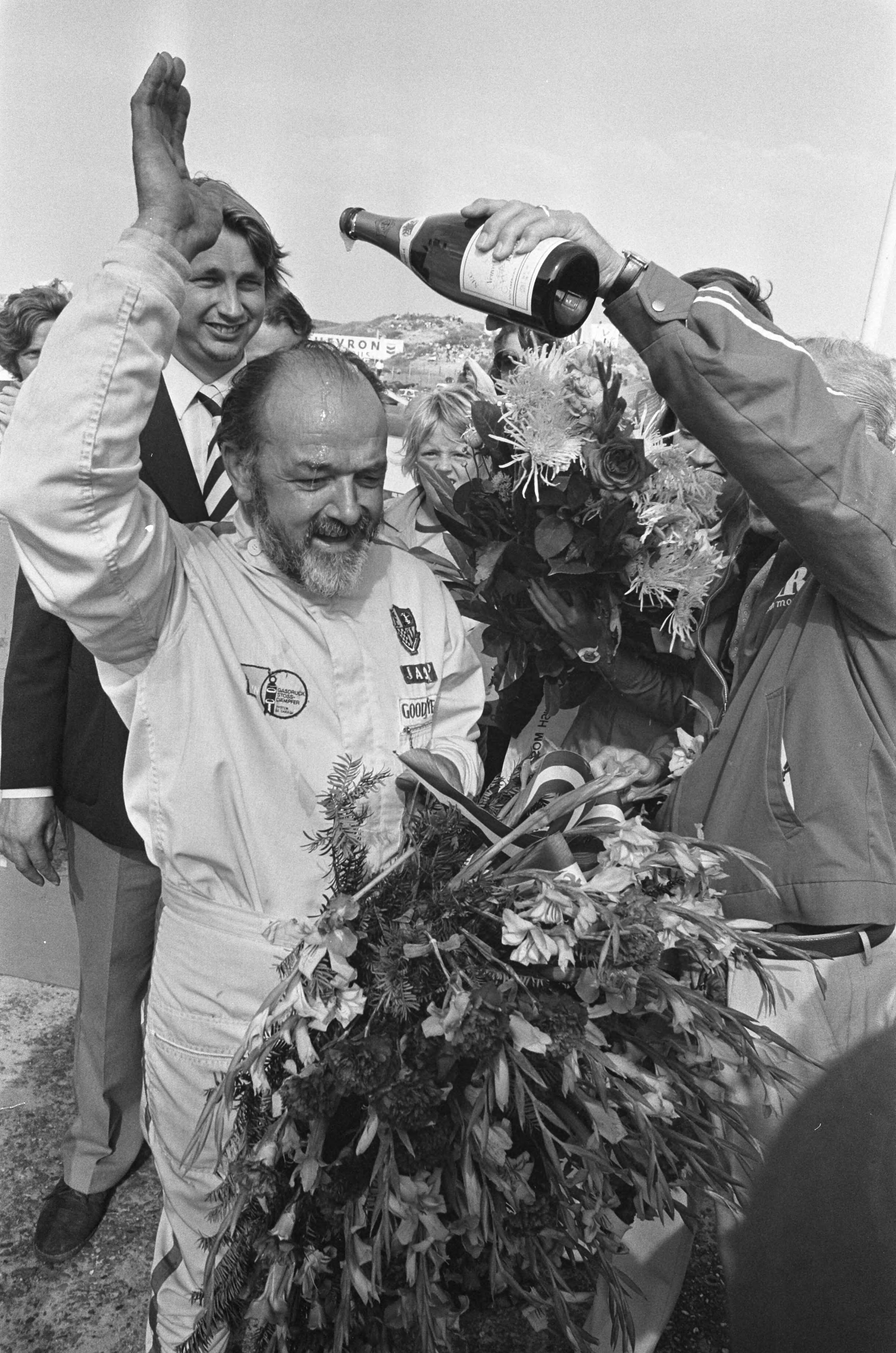 Fotocollectie Anefo — Internationale Formule Vee 1300-race op circuit van Zandvoort, huldiging Jaap Luyendijk als Europees Kampioen — Foto: Evers, Joost / Anefo. Licentie: Set B: Rechtenvrij / Publiek Domein. Bron: Nationaal Archief. http://hdl.handle.net/10648/abf1b680-d0b4-102d-bcf8-003048976d84