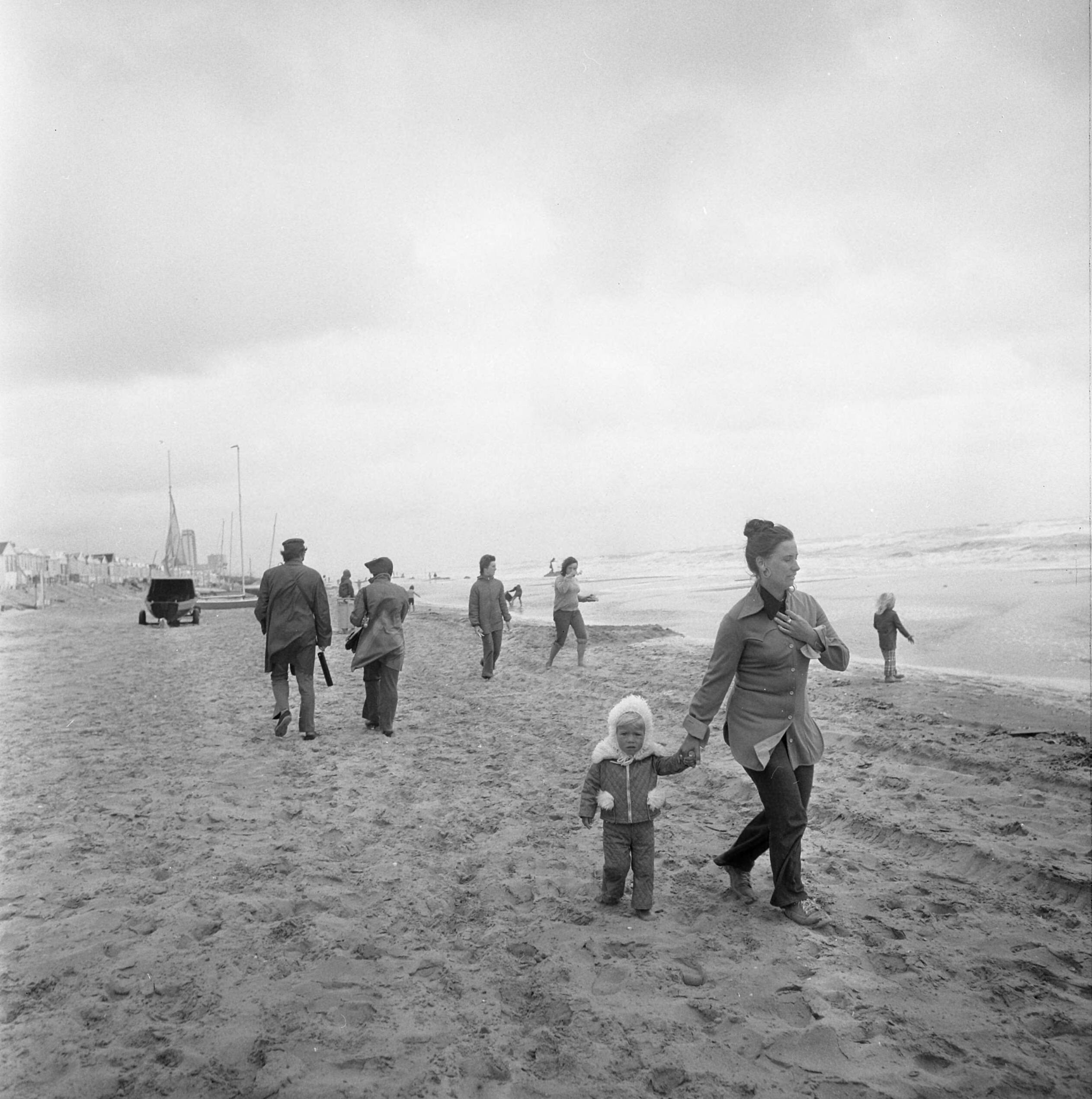Fotocollectie Anefo — Slecht vakantieweer in Zandvoort, wandelaars in regen op Zandvoortse strand — Foto: Mieremet, Rob / Anefo. Licentie: Set B: Rechtenvrij / Publiek Domein. Bron: Nationaal Archief. http://hdl.handle.net/10648/ac32a578-d0b4-102d-bcf8-003048976d84