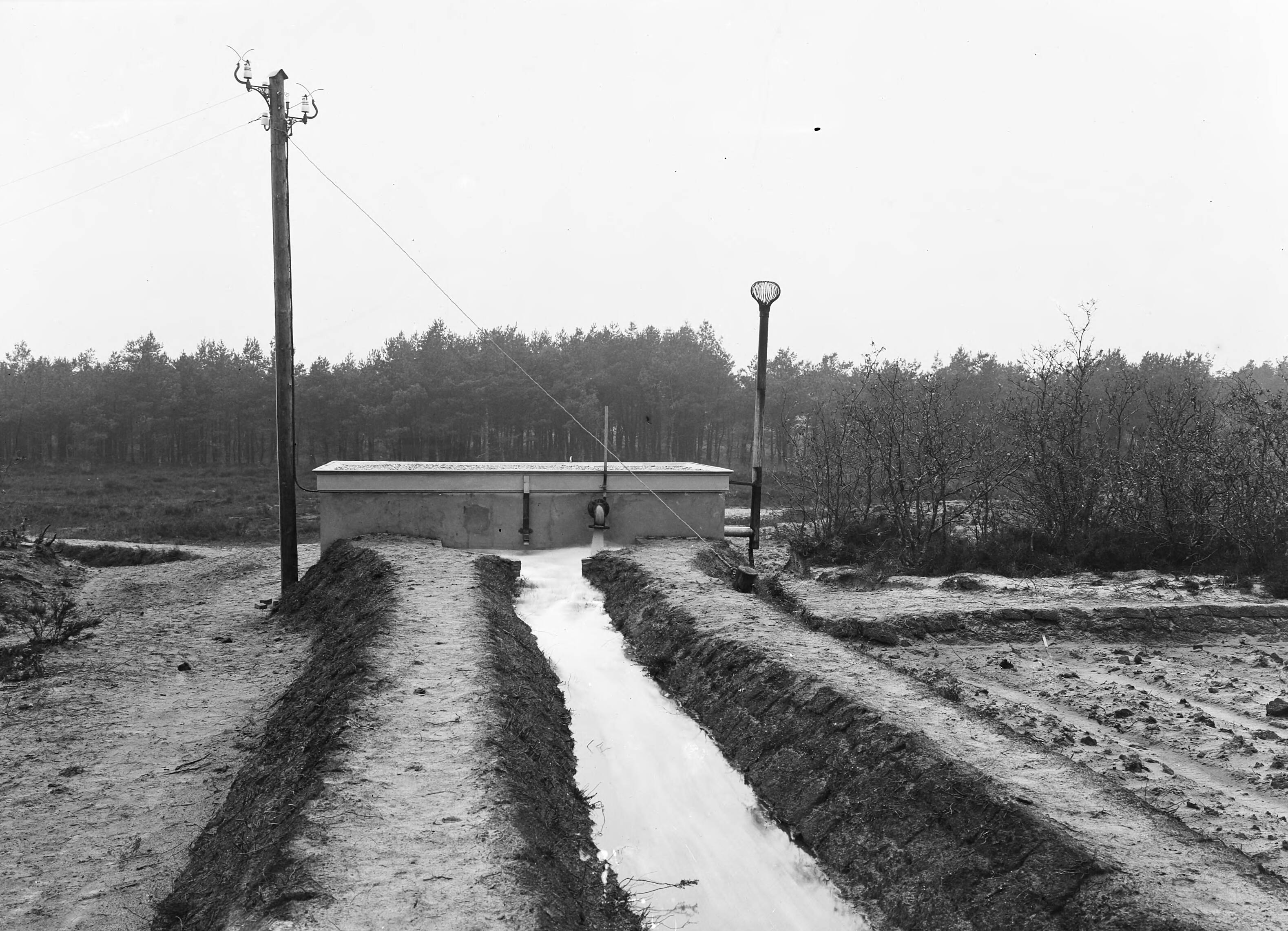 Fotocollectie Nederlandse Heidemaatschappij — Den Dolder|reinigingsvelden |toevoersloten |pompstations — Foto: Fotograaf Onbekend / Heidemij. Licentie: Set B: Rechtenvrij / Publiek Domein. Bron: Nationaal Archief. http://hdl.handle.net/10648/ae42c136-d0b4-102d-bcf8-003048976d84