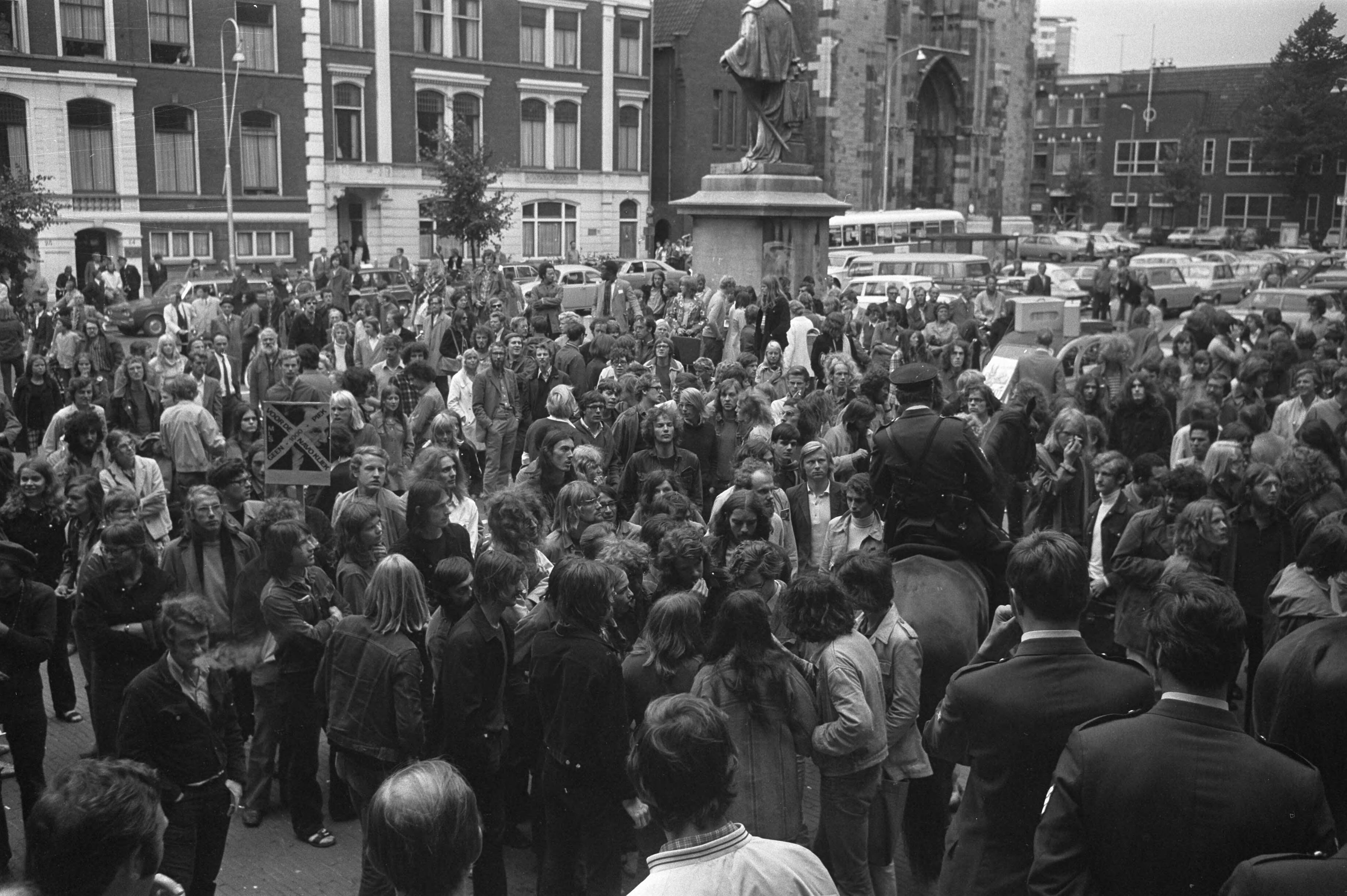Fotocollectie Anefo — Utrechtse studenten proberen inschrijven studenten aan Universiteit te verhinderen uit protest tegen duizend gulden collegegeld — Foto: Punt, W. / Anefo. Licentie: Set B: Rechtenvrij / Publiek Domein. Bron: Nationaal Archief. http://hdl.handle.net/10648/abf3111a-d0b4-102d-bcf8-003048976d84