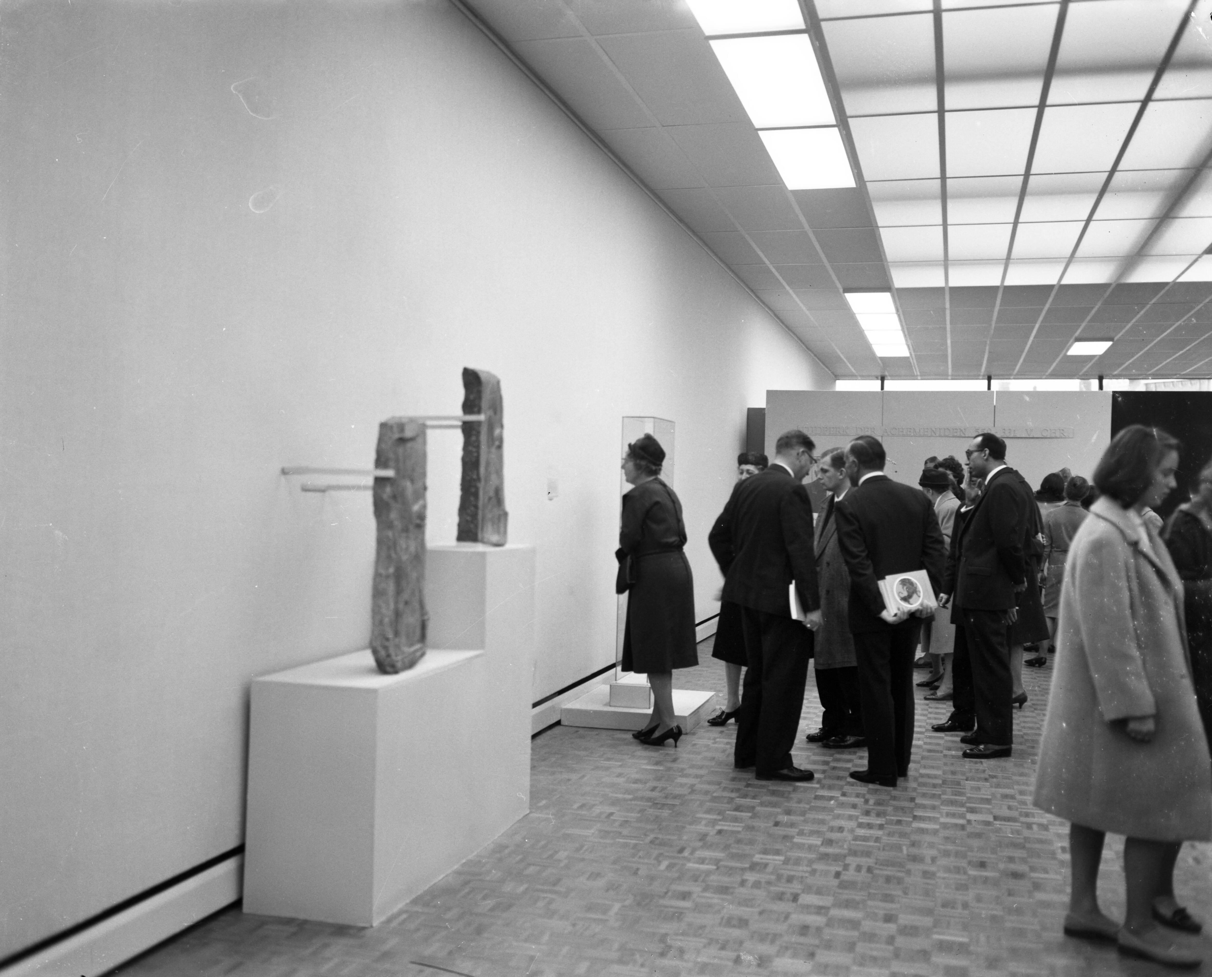 Fotocollectie Anefo — Koningin Juliana brengt een bezoek aan de tentoonstelling 7000 jaar Perzische Kunst te Den Haag. Tijdens de rondgang, de koningin leest een bijschrift. Louis Wijsenbeek (directeur Haags Gemeentemuseum) in gesprek met stalmeester Bischoff van Heemskerck — Foto: Bilsen, Joop van / Anefo. Licentie: Set B: Rechtenvrij / Publiek Domein. Bron: Nationaal Archief. http://hdl.handle.net/10648/aa1dbebc-d0b4-102d-bcf8-003048976d84