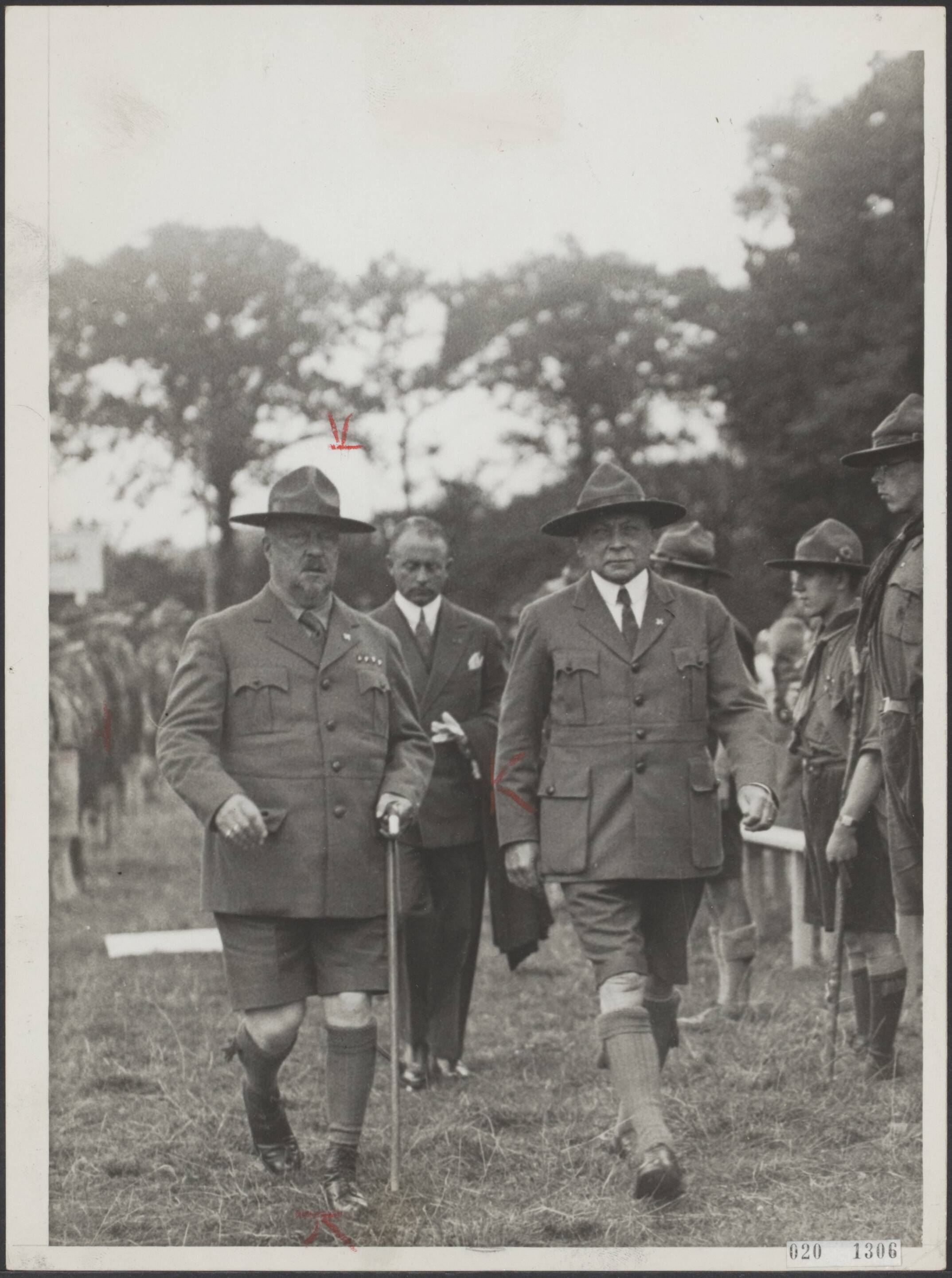 Fotocollectie Elsevier Binnenland — Het Nationaal Padvinderskamp te Wassenaar werd officiëel door Z.K.H. prins Hendrik geopend. Prins Hendrik arriveert in het kamp, naast hem (rechts) vice-admiraal b.d. Rambonnet — Foto: N.V. Polygoon. Licentie: Set B: Rechtenvrij / Publiek Domein. Bron: Nationaal Archief. http://hdl.handle.net/10648/adcd7f8e-d0b4-102d-bcf8-003048976d84