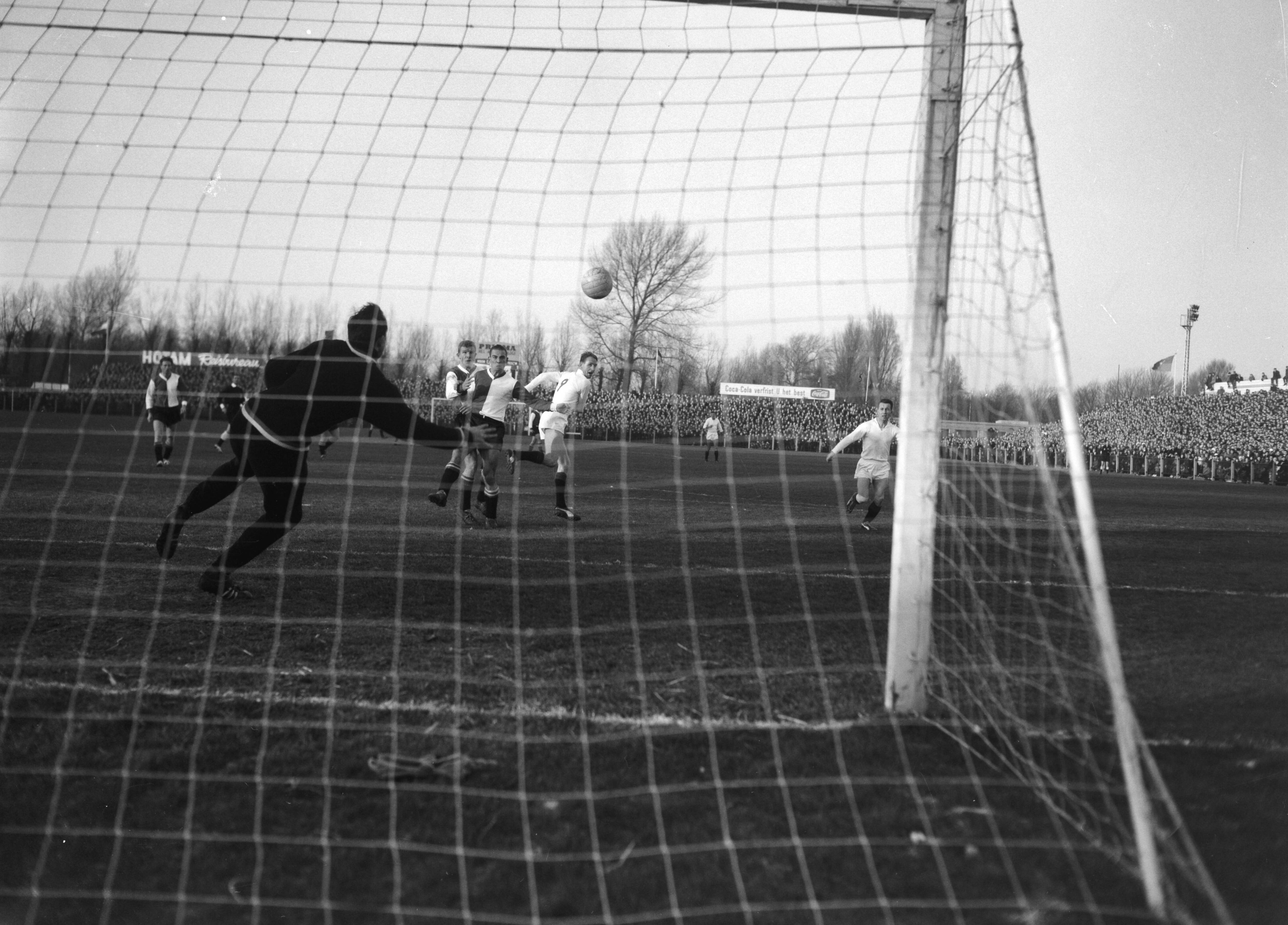 Fotocollectie Anefo — Voetbal. ADO tegen Feijenoord 5-2. Spelmoment, Feiijenoord keeper Eddy Pieters Graafland reageert op een schot van Carol Schuurman. Vlnr. Klaassen, Pieters Graafland, Kraay, Kerkum en Schuurman (ADO) — Foto: Bilsen, Joop van / Anefo. Licentie: Set B: Rechtenvrij / Publiek Domein. Bron: Nationaal Archief. http://hdl.handle.net/10648/a9f076aa-d0b4-102d-bcf8-003048976d84