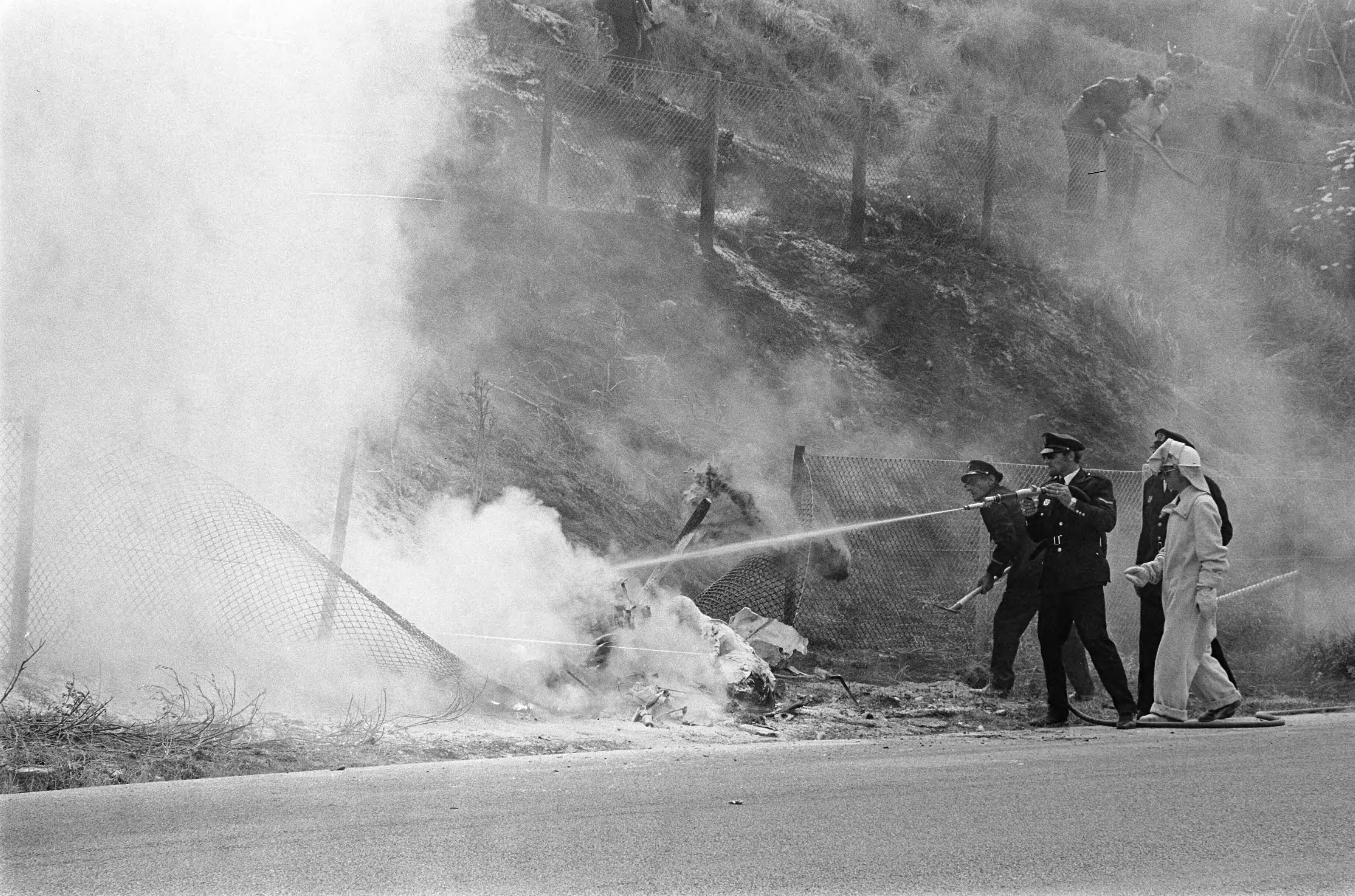 Grand Prix Zandvoort 1970 — Grand Prix 1970 van Nederland voor Formule I wagens , Zandvoort; auto van Piers Courage gecrasht en in brand gevlogen — Foto: Evers, Joost / Anefo. Licentie: Set B: Rechtenvrij / Publiek Domein. Bron: Nationaal Archief. http://hdl.handle.net/10648/ab9a4774-d0b4-102d-bcf8-003048976d84