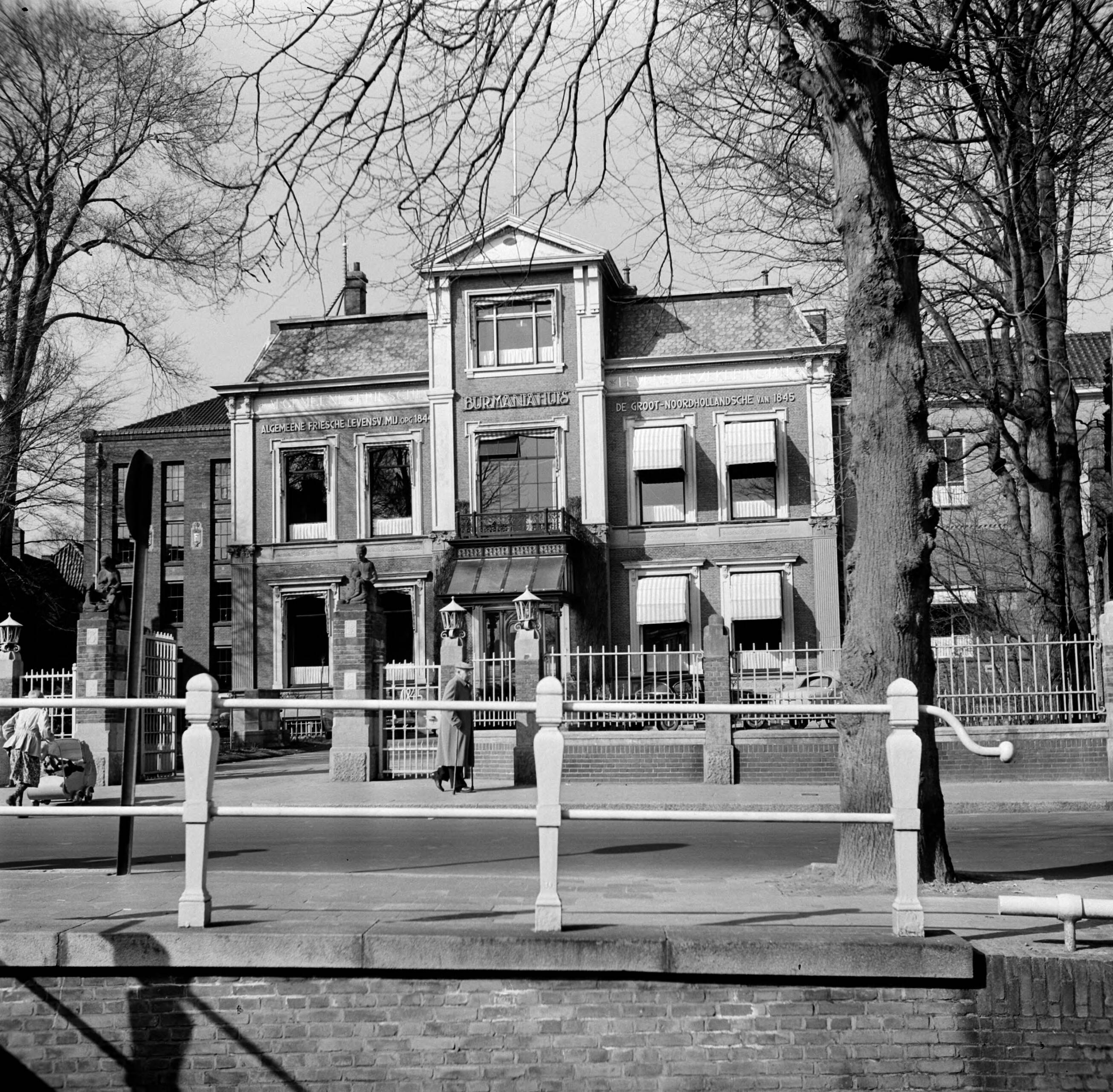 Fotocollectie Van de Poll — Het Burmaniahuis aan de Nieuwestad in Leeuwarden — Foto: Poll, Willem van de. Licentie: Set B: Rechtenvrij / Publiek Domein. Bron: Nationaal Archief. http://hdl.handle.net/10648/aeccc07a-d0b4-102d-bcf8-003048976d84