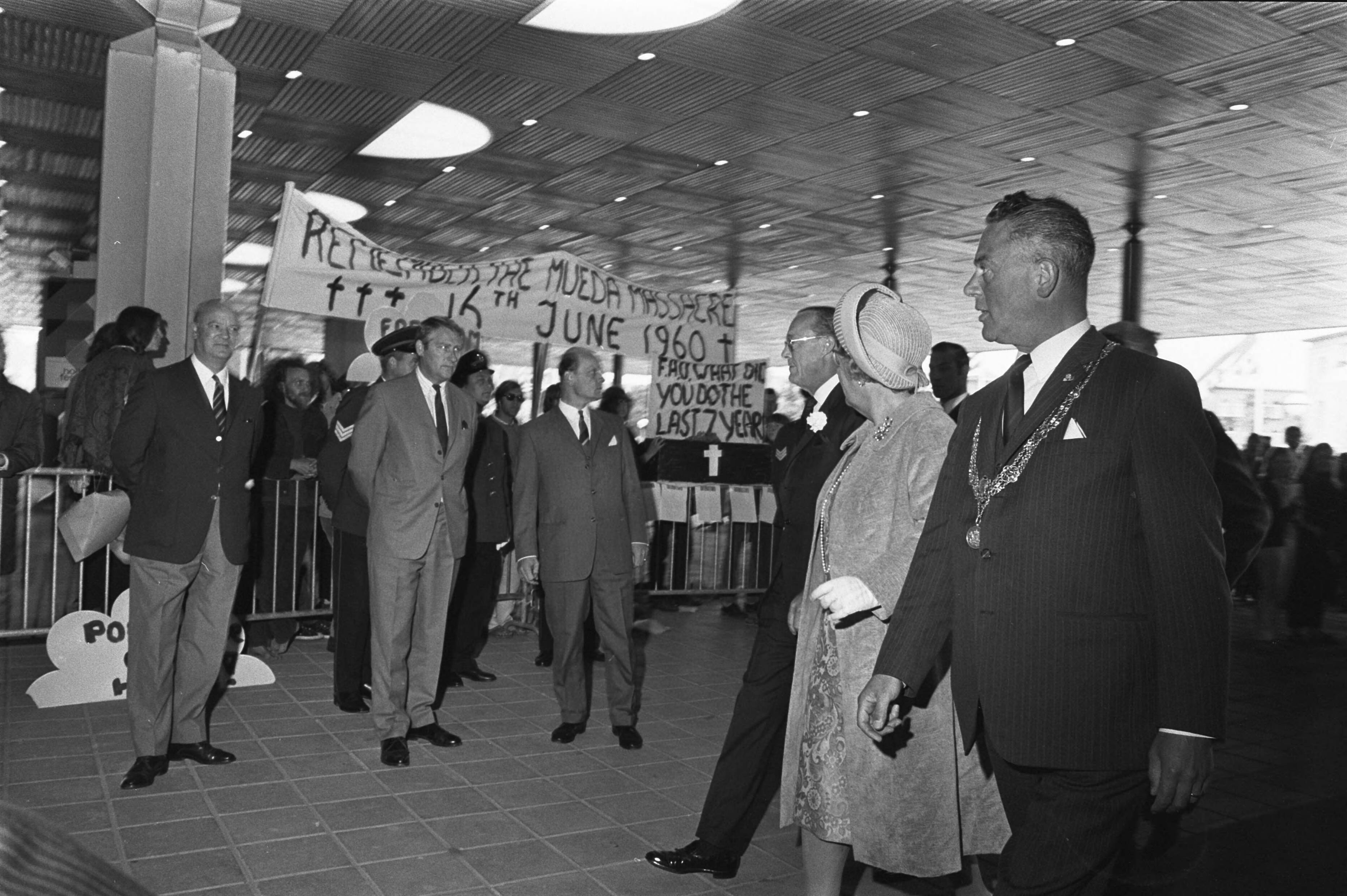 Fotocollectie Anefo — koningin Juliana opent 2e FAO-Wereldvoedselcongres in Congrescentrum, Den Haag ; koningin Juliana loopt langs jongeren met spandoeken, buiten — Foto: Mieremet, Rob / Anefo. Licentie: Set B: Rechtenvrij / Publiek Domein. Bron: Nationaal Archief. http://hdl.handle.net/10648/ab99beb2-d0b4-102d-bcf8-003048976d84