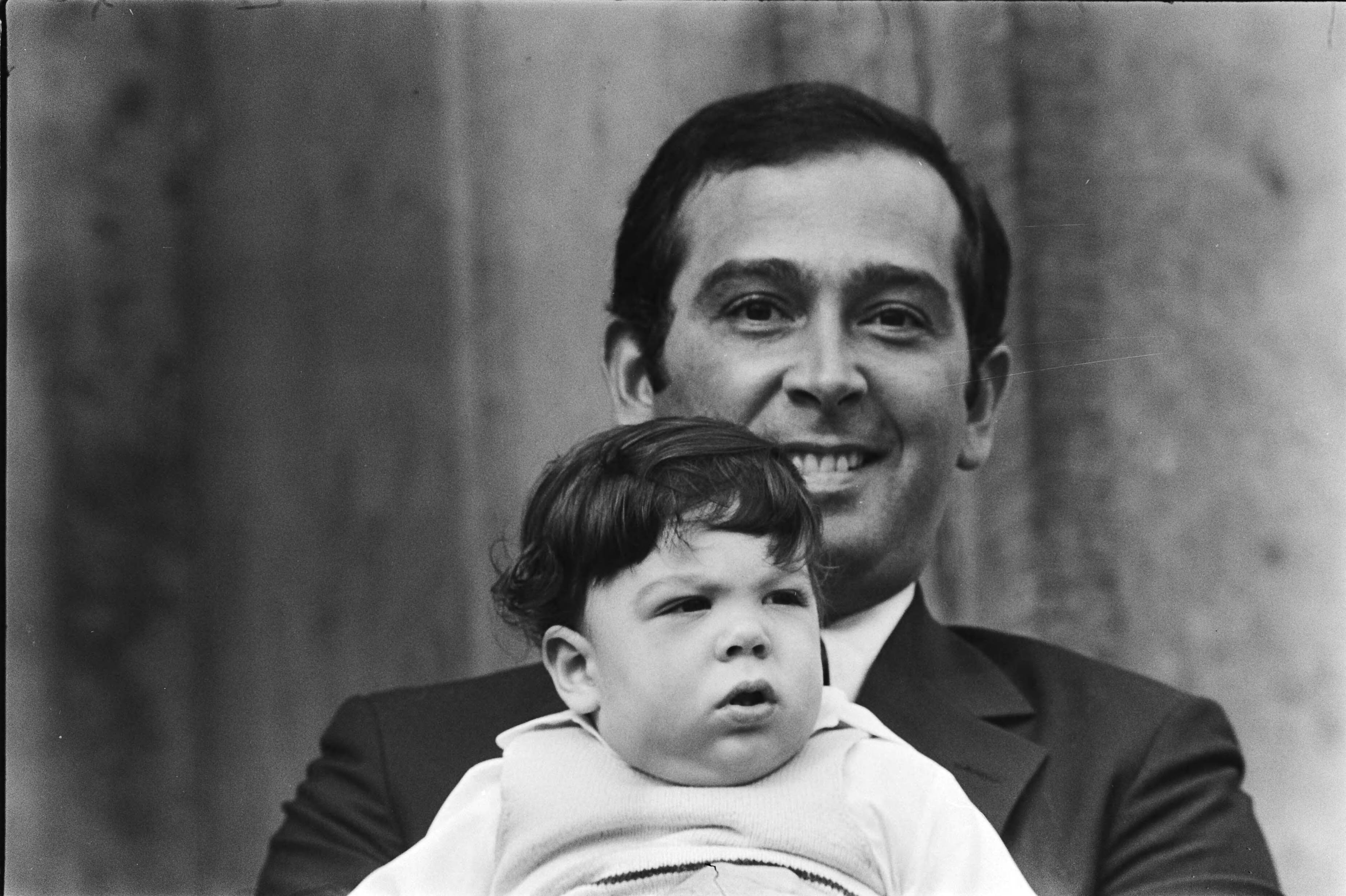 Fotocollectie Anefo — Defile Soestdijk 78; Jorge Guillermo en zoon Bernardo (close) — Foto: Verhoeff, Bert / Anefo. Licentie: Set B: Rechtenvrij / Publiek Domein. Bron: Nationaal Archief. http://hdl.handle.net/10648/acb1a18e-d0b4-102d-bcf8-003048976d84