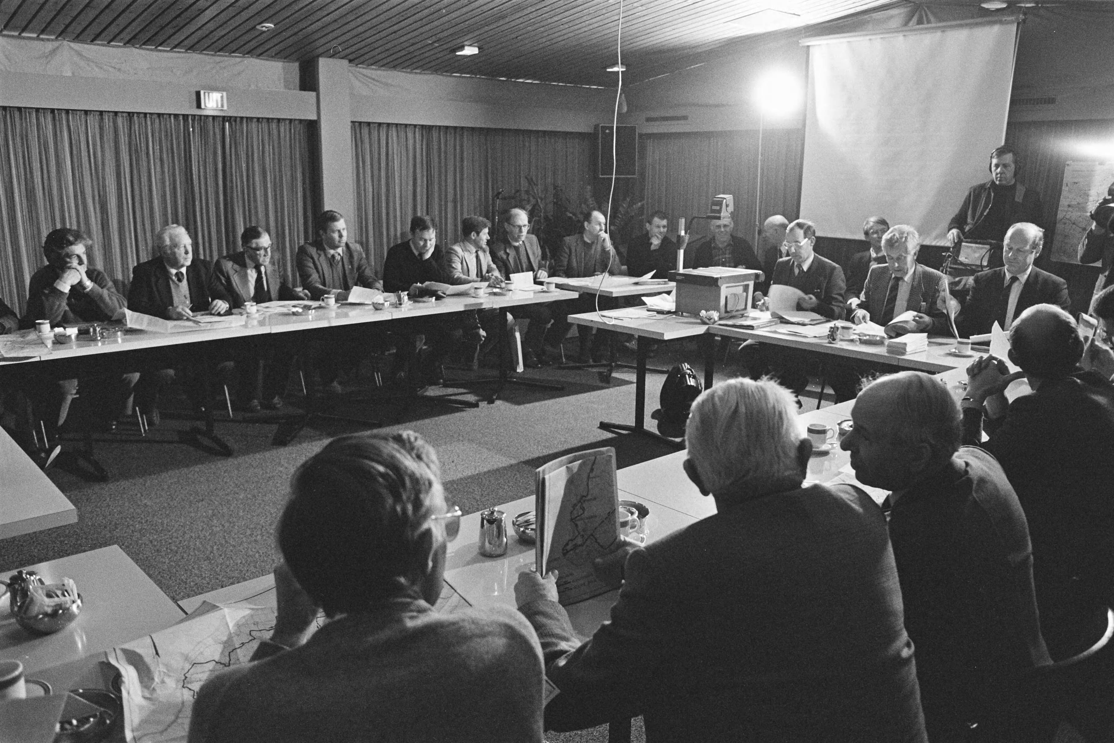 Fotocollectie Anefo — Bestuur Vereniging Friese Elfsteden en rayonhoofden bij ivm ijstoestand Elfstedentocht) in Leeuwarden; totaaloverzicht vergadering — Foto: Croes, Rob C. / Anefo. Licentie: Set B: Rechtenvrij / Publiek Domein. Bron: Nationaal Archief. http://hdl.handle.net/10648/ad41beea-d0b4-102d-bcf8-003048976d84