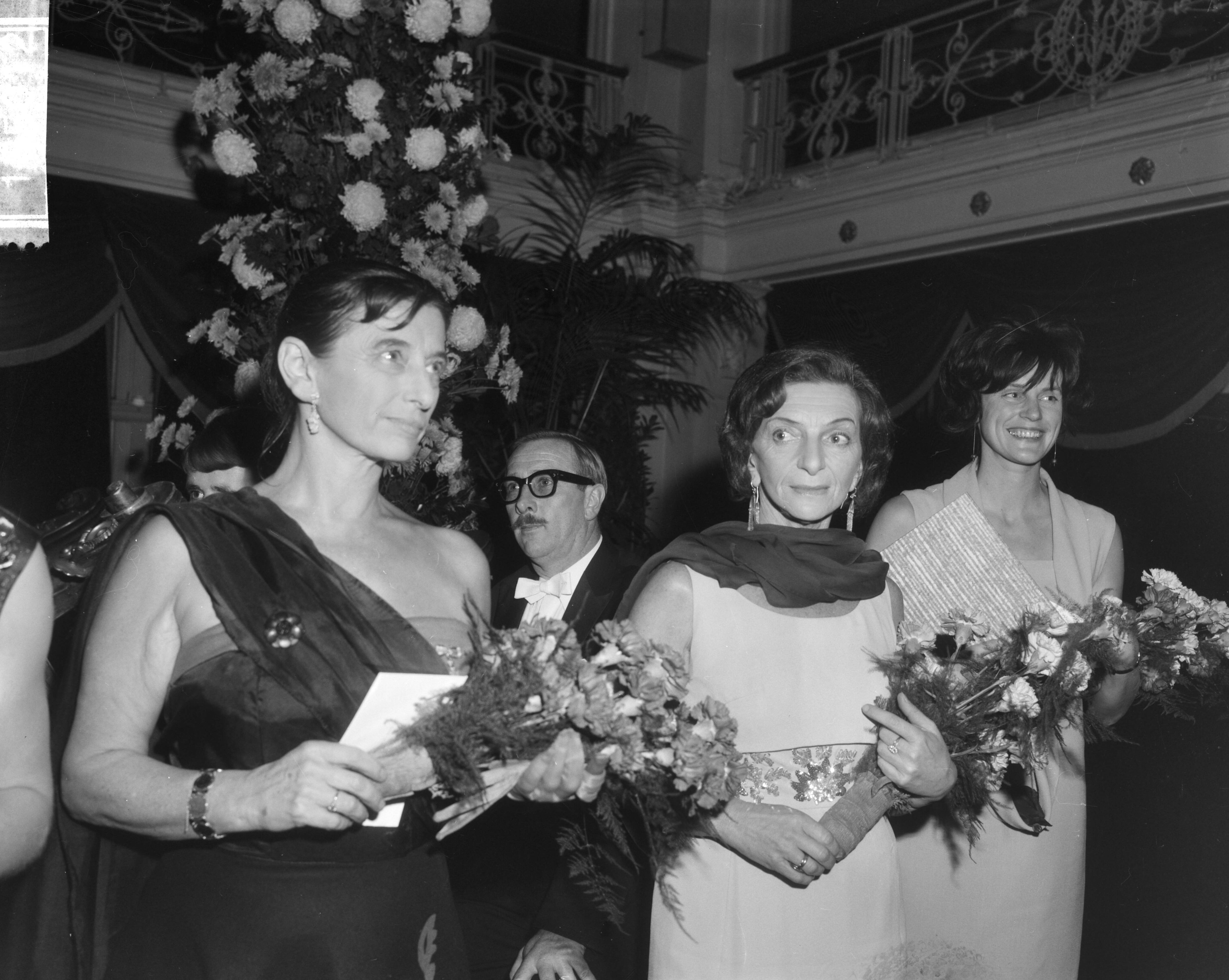 Fotocollectie Anefo — itreiking van de EMS Cultuurprijzen in het Kurhaus te Scheveningen; de prijswinnaars: balletdanseressen Hans Snoek (l) daarnaast Sonia Gaskell, en geheel rechts beeldhouwster Edith Imkamp-van der Does Willebois — Foto: Bilsen, Joop van / Anefo. Licentie: Set B: Rechtenvrij / Publiek Domein. Bron: Nationaal Archief. http://hdl.handle.net/10648/aacfe4ca-d0b4-102d-bcf8-003048976d84