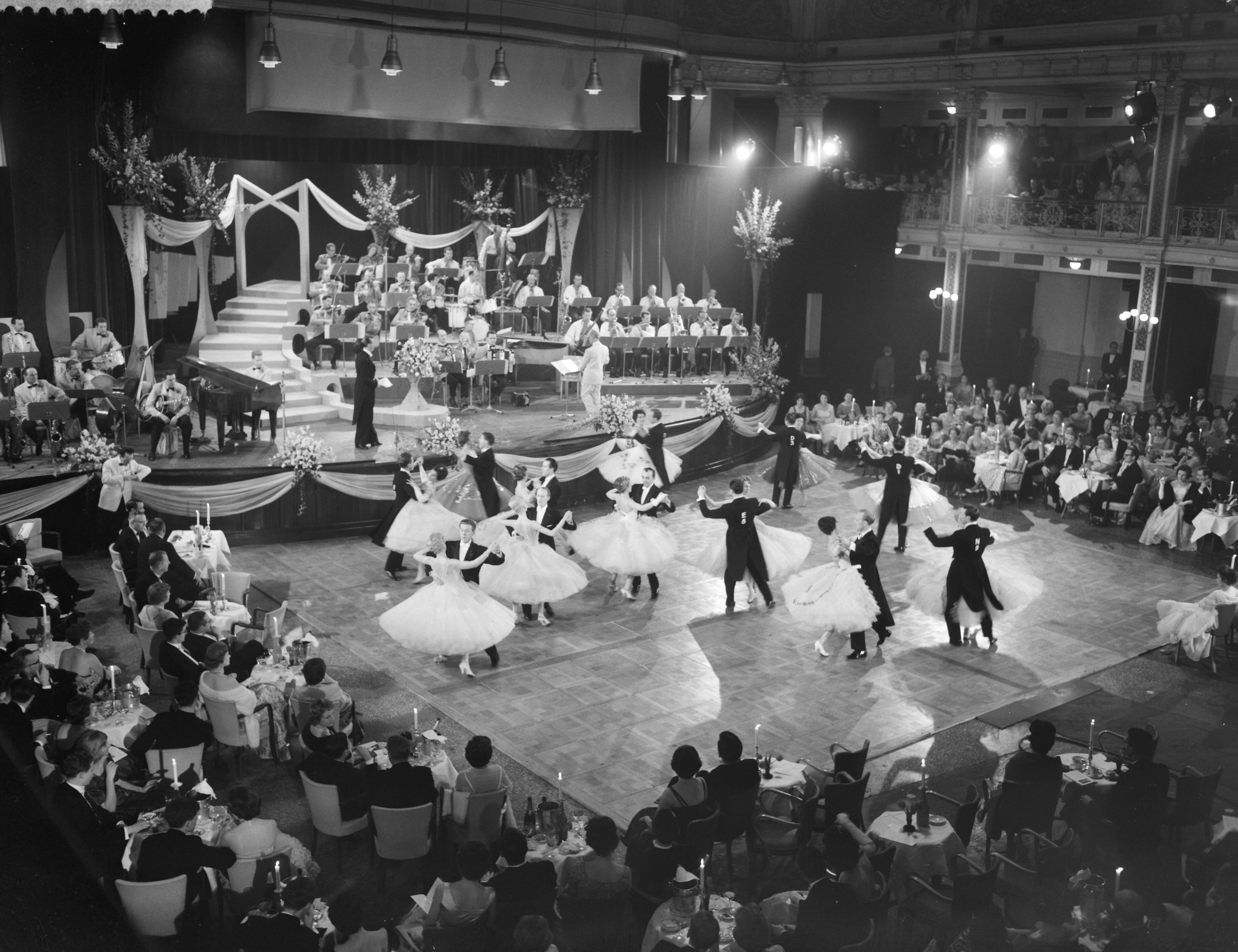 Fotocollectie Anefo — AVRO's danstoernooi in het Kurhaus te Scheveningen. Overzicht met alle deelnemende paren — Foto: Behrens, Herbert F. / Anefo. Licentie: Set B: Rechtenvrij / Publiek Domein. Bron: Nationaal Archief. http://hdl.handle.net/10648/a9a83174-d0b4-102d-bcf8-003048976d84