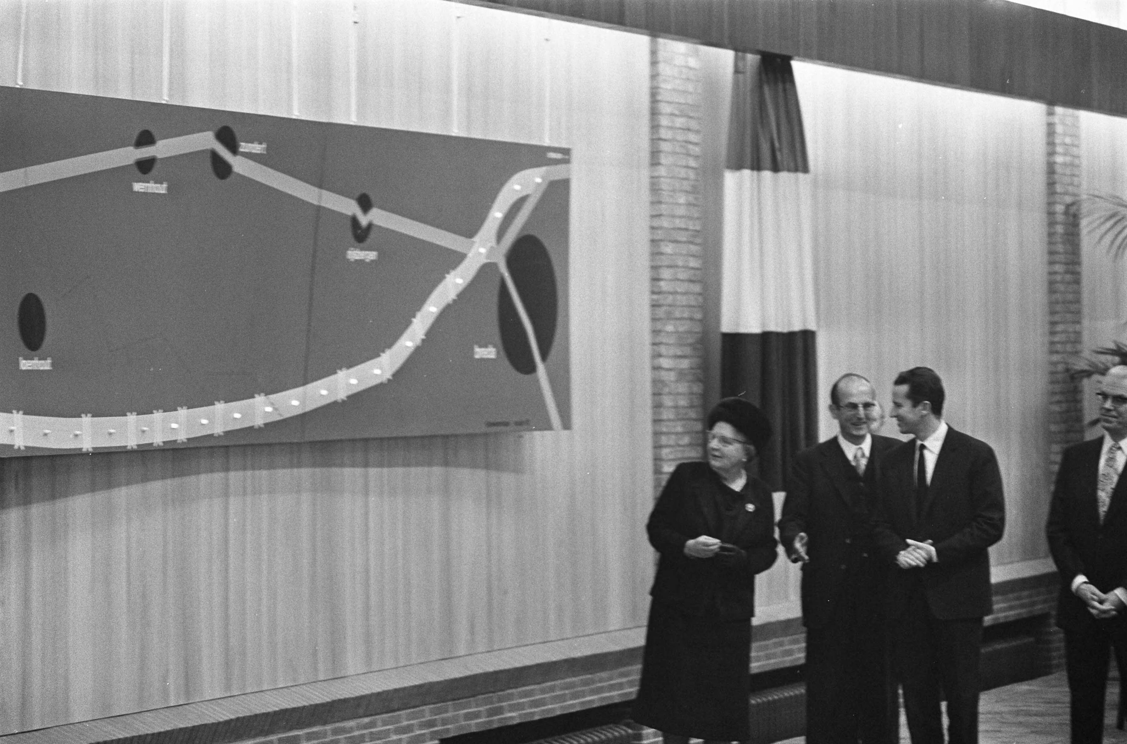 Opening van de E10, de nieuwe snelweg tussen Breda en Antwerpen, door — De openingsplechtigheid — Foto: Fotograaf Onbekend / Anefo. Licentie: Set B: Rechtenvrij / Publiek Domein. Bron: Nationaal Archief. http://hdl.handle.net/10648/abde5e64-d0b4-102d-bcf8-003048976d84