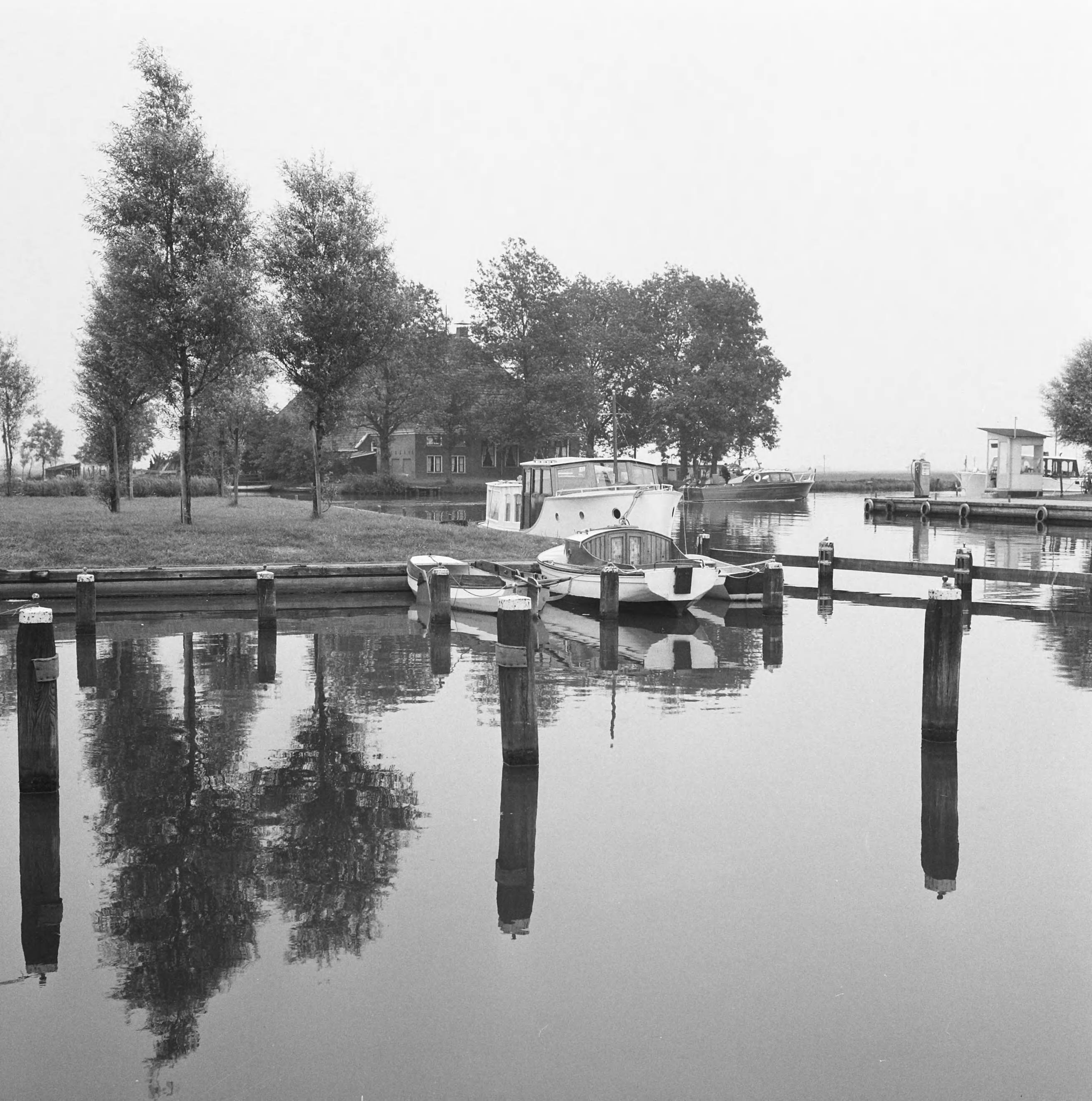 Fotocollectie Nederlandse Heidemaatschappij — Jachthaven Leeuwarden [rechts een tankstation voor motorjachten] — Foto: Wüllschleger, [...] / Heidemij. Licentie: Set B: Rechtenvrij / Publiek Domein. Bron: Nationaal Archief. http://hdl.handle.net/10648/ae7a324c-d0b4-102d-bcf8-003048976d84