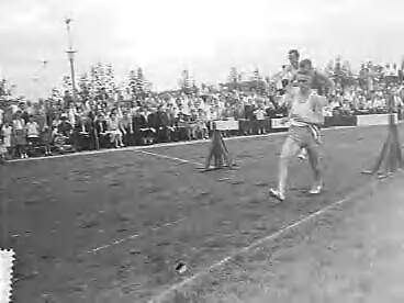 Fotocollectie Anefo — Atletiek. Landenwedstrijd Nederland tegen België in Maastricht. 3000 meter steeple chase. Vooraan de Nederlandser Jonkers, die later 2e zou worden — Foto: Bilsen, Joop van / Anefo. Licentie: Set B: Rechtenvrij / Publiek Domein. Bron: Nationaal Archief. http://hdl.handle.net/10648/a98246e4-d0b4-102d-bcf8-003048976d84