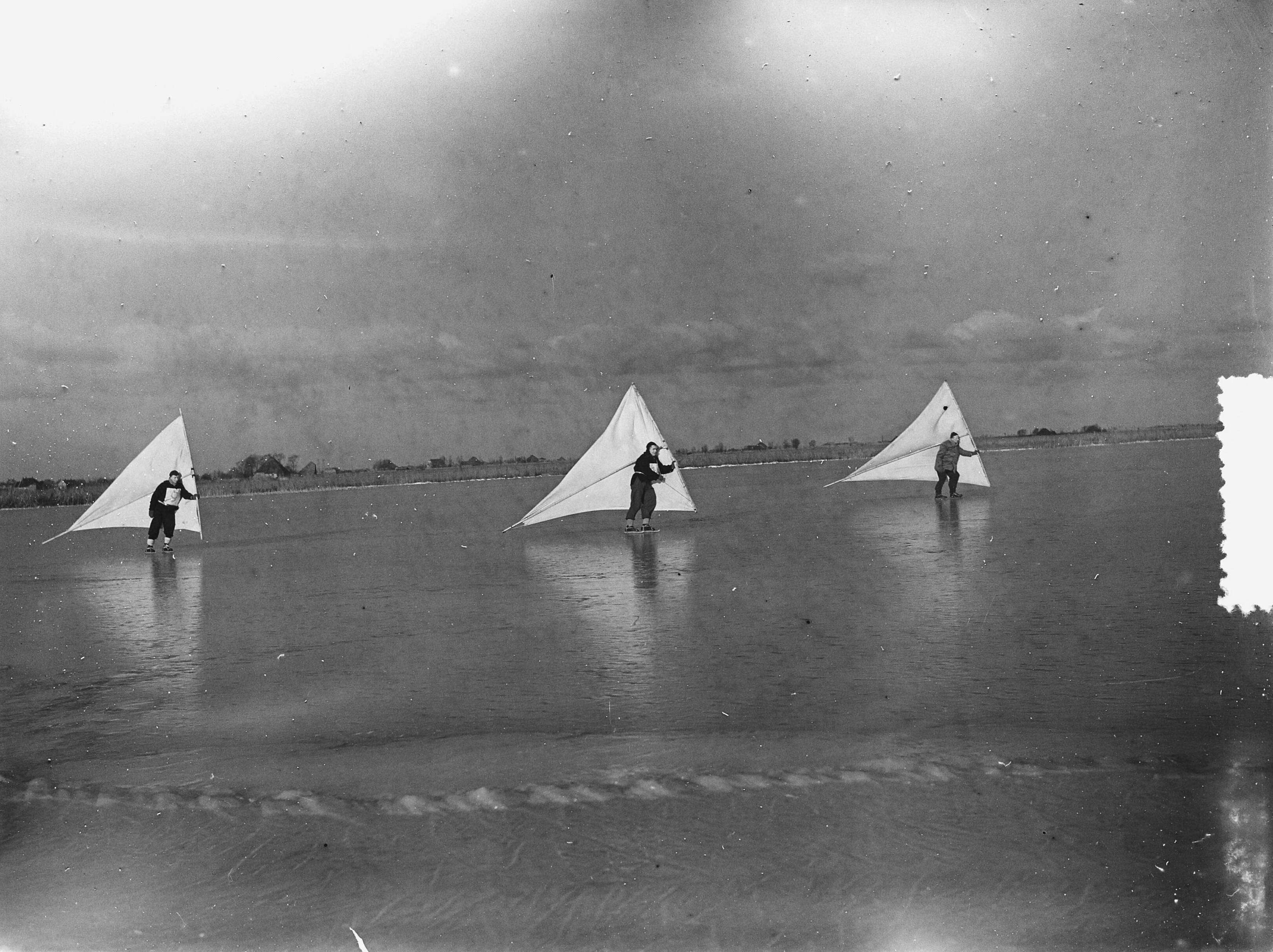Fotocollectie Anefo — IJszeilwedstrijden bij Wormer — Foto: Rossem, Wim van / Anefo. Licentie: Set B: Rechtenvrij / Publiek Domein. Bron: Nationaal Archief. http://hdl.handle.net/10648/a91bf70e-d0b4-102d-bcf8-003048976d84