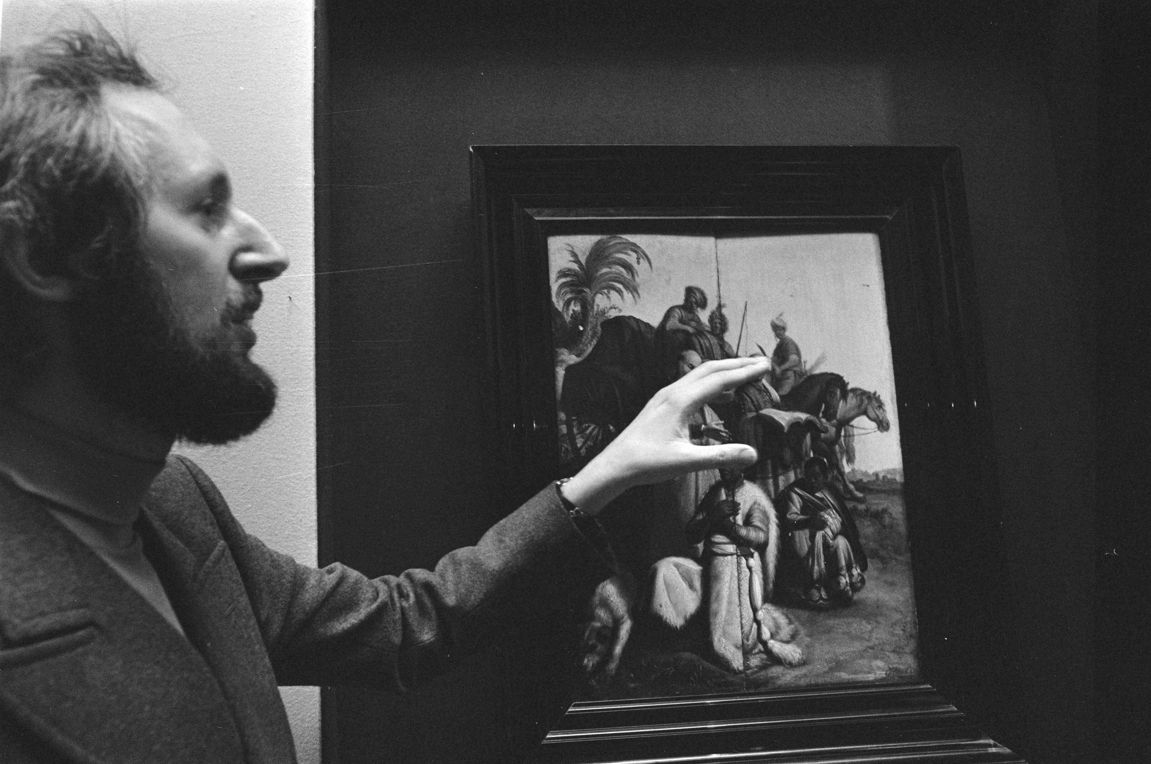 Fotocollectie Anefo — Persconferentie nieuwe Rembrandt "de doop van de kamerling" in Aartsbissch. Museum in Utrecht; conservator Defoer bij het schilderij / — Foto: Mieremet, Rob / Anefo. Licentie: Set B: Rechtenvrij / Publiek Domein. Bron: Nationaal Archief. http://hdl.handle.net/10648/ac80532c-d0b4-102d-bcf8-003048976d84